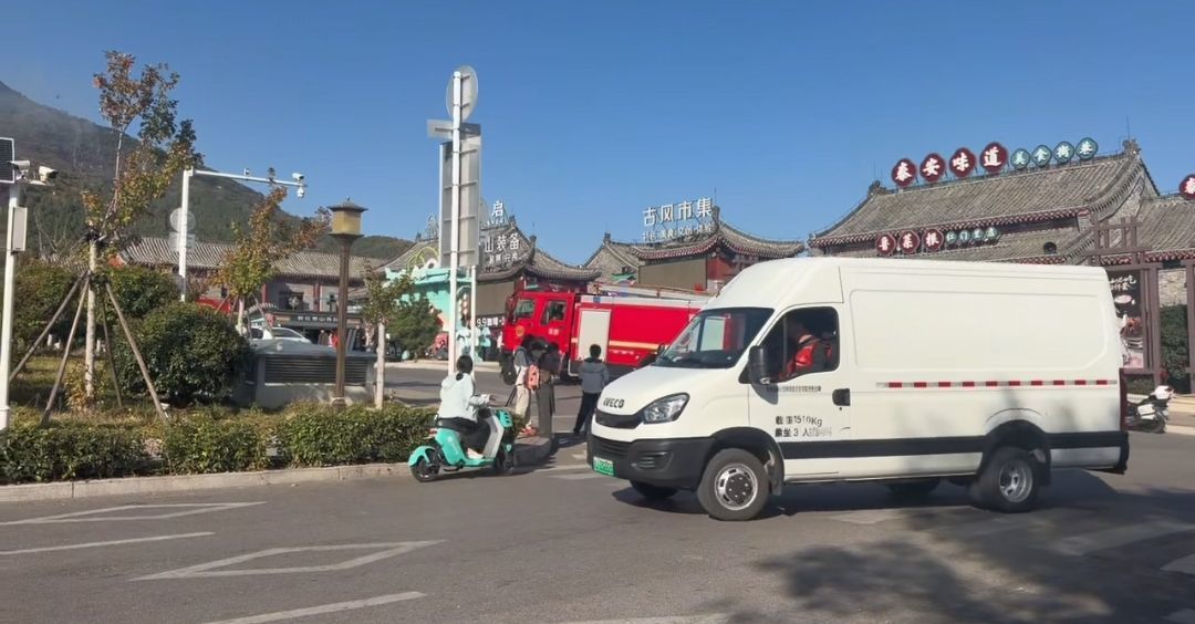 有消防车辆上山救援(来源:受访者)