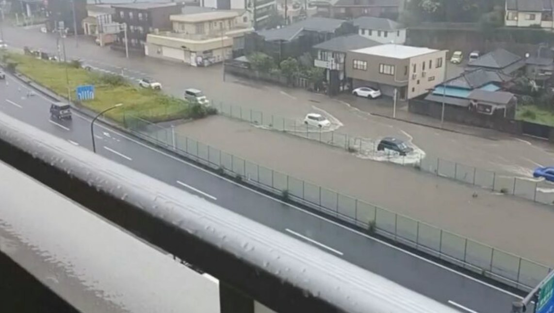 台风杜鹃2026年9月21日吹袭日本关东地区,千叶县再次暴雨成灾,多处道路水浸。(网络图片)