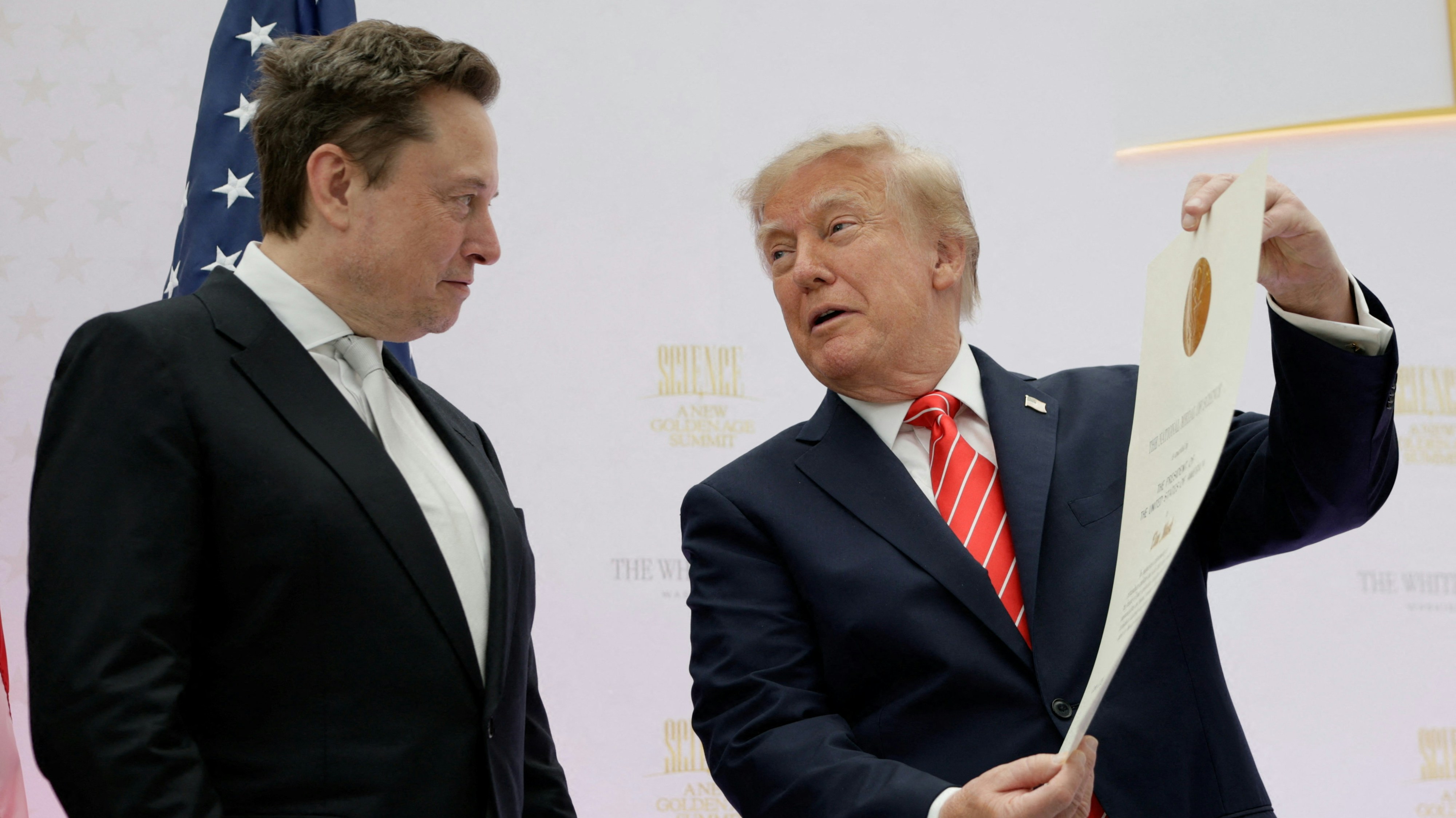 2026年10月8日,美国华盛顿,总统特朗普(Donald Trump,右)向特斯拉行政总裁马斯克(Elon Musk,左)颁发国家科学奖。(Reuters)