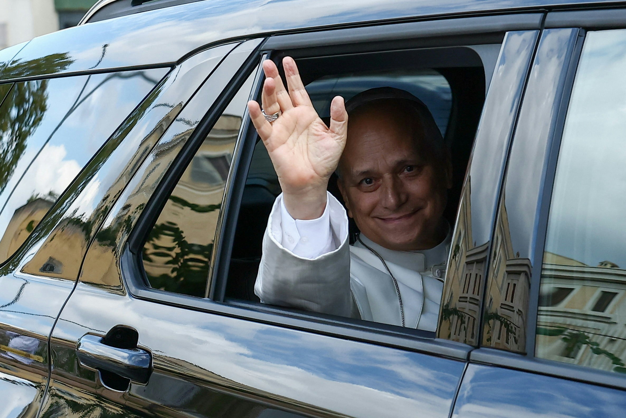 2026年10月17日,教宗良十四世(Pope Leo XIV)在住院4天后,离开位于罗马的医院(Reuters)