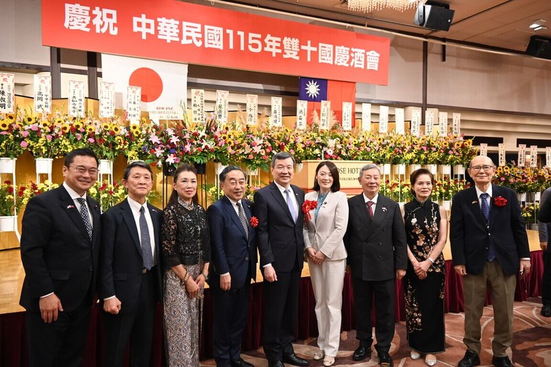 日本侨界接连举办双十国庆庆祝活动，横滨「庆祝中华民国115年双十国庆酒会」3日晚间席开25桌，多名日本国会及地方议员到场。（驻日代表处提供）中央社记者戴雅真东京传真　115年10月4日