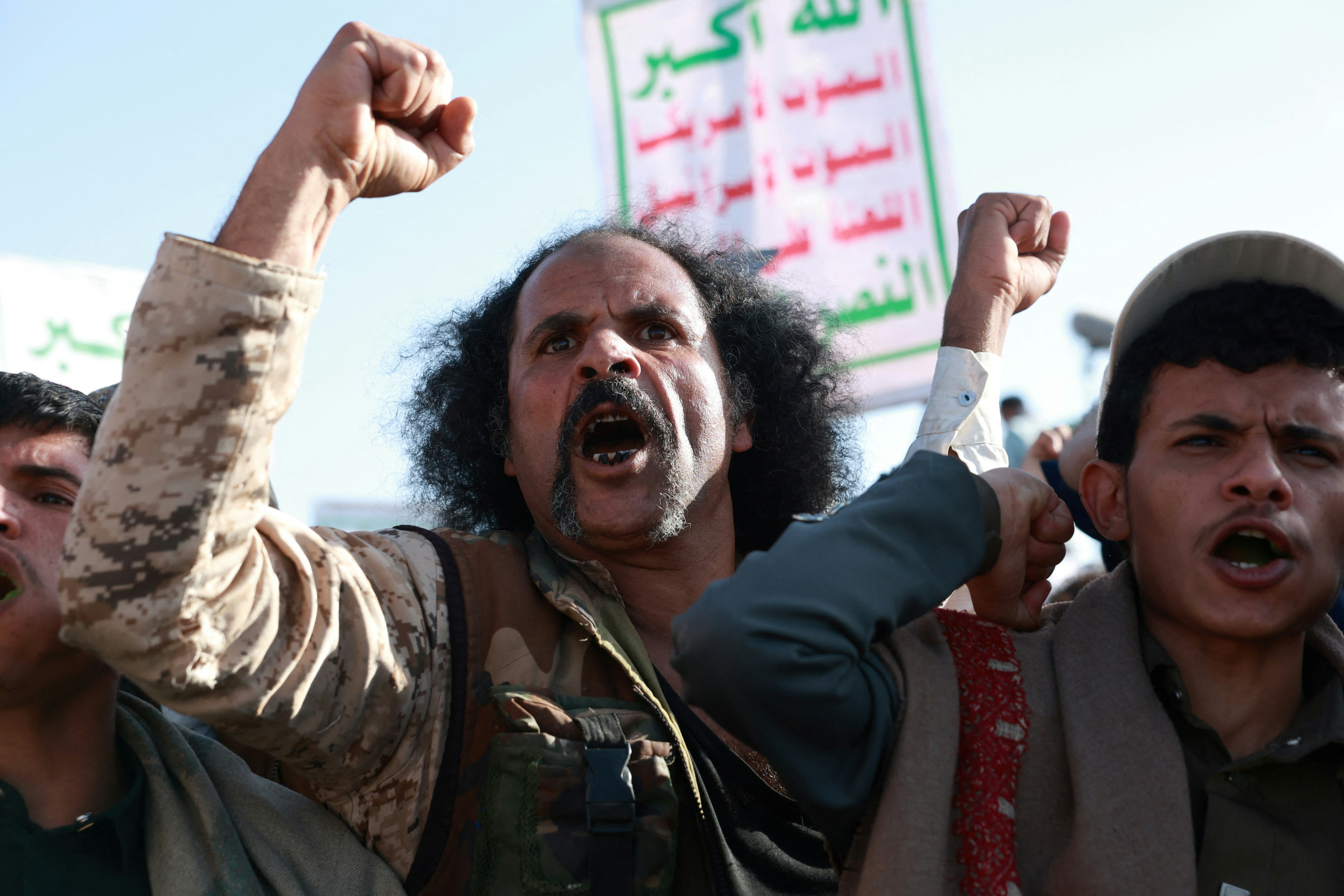 2026年10月9日,在也门萨那(Sanaa),胡塞武装(Houthi)支持者高呼口号集会,以示对该运动的支持,与此同时,也门多条战线的战斗加剧。(Reuters)