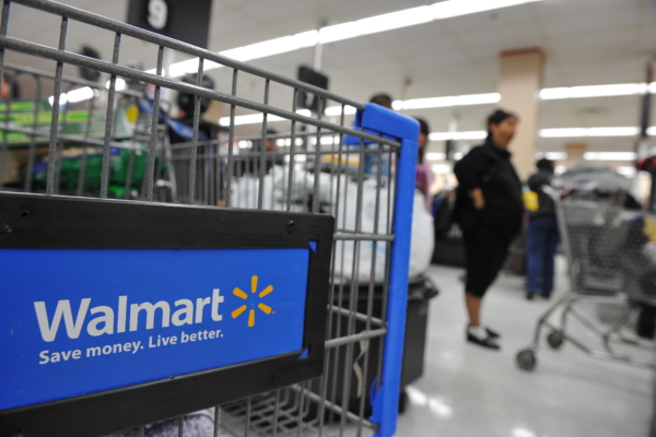 銷售巨頭沃爾瑪(Walmart)推出兩項新工具,允許AI代理(AI智能體)為顧客購物並完成交易。圖為2009年顧客排隊在加州洛杉磯的沃爾瑪超市付款。(Robyn Beck/AFP via Getty Images)