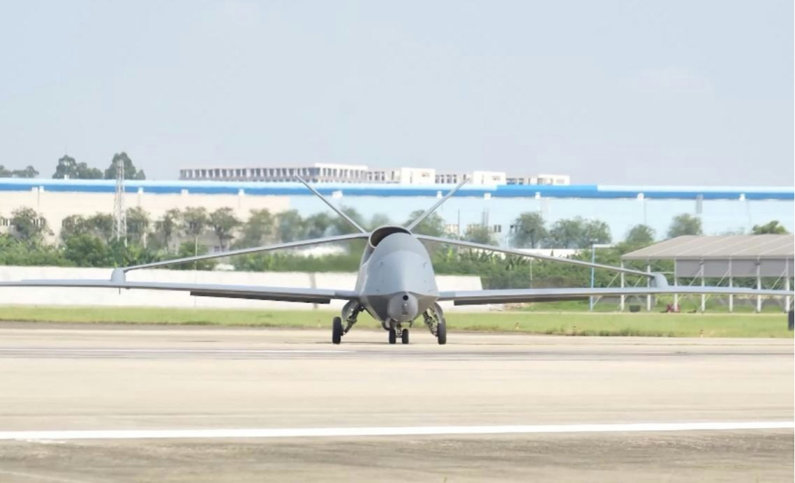 【相关阅读:解放军无侦-7高空巡弋黄岩岛 专家拆解双翼无人机高空作战优势】解放军此次黄岩岛海空联合演训出动的无侦-7无人机。(央视新闻)