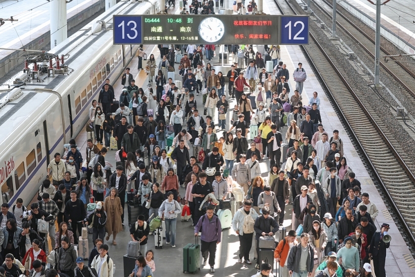 2026年10月7日,南京,全国铁路迎来返程客流最高峰。图:泱波/中新社/视觉中国
