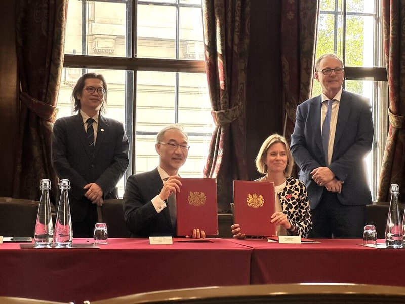国科会副主委陈炳宇（左1）2日在伦敦与英国国家科技顾问史密斯（右1），共同见证驻英代表姚金祥（左2）与英国驻台代表包琼郁（右2）签署「科学创新及技术协议」（SITA）。（驻英国代表处科技组提供）中央社记者陈韵聿伦敦传真　115年10月3日