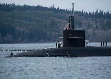 俄亥俄级弹道飞弹潜舰「缅因号」(SSBN 741)于2023年2月3日驶过胡德运河,准备停靠华盛顿州基萨普-班戈海军基地。(美国海军官网)
