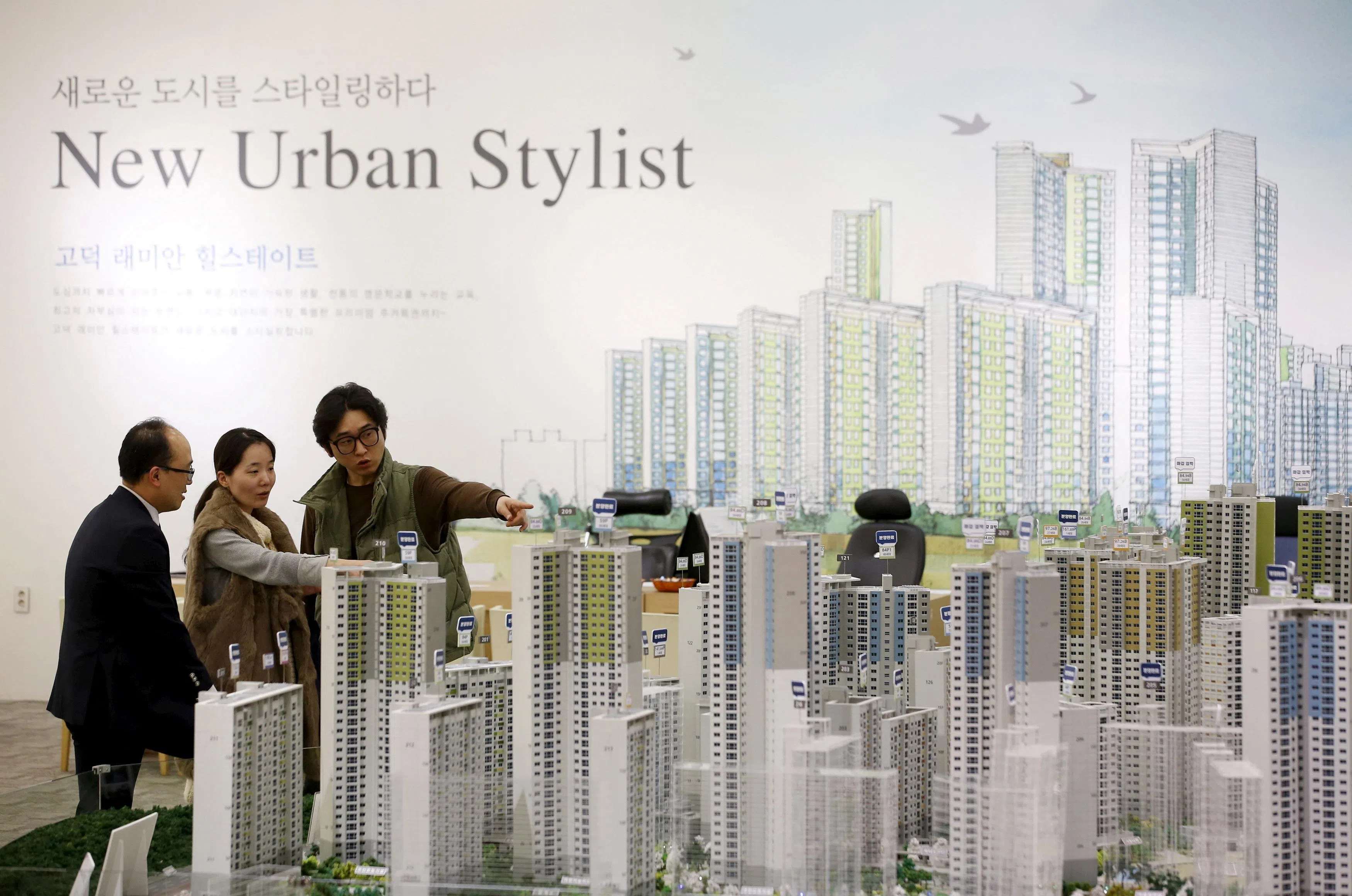 韩国房地产销售经纪向客户介绍房地产。韩国总统李在明上台后,接连出台调控措施,但未能扭转首尔首都圈房价的上涨趋势。(路透社)