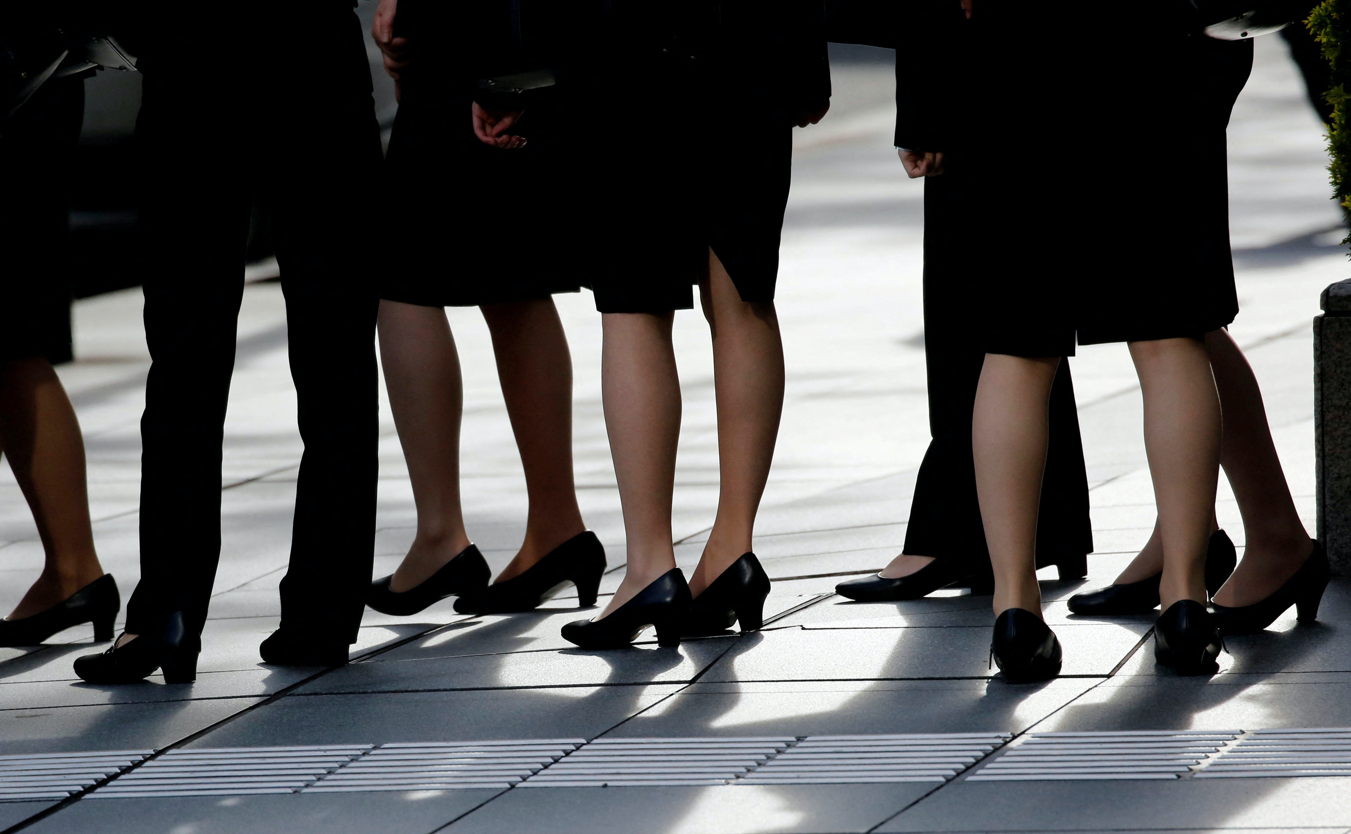 日本就业市场:图为2019年6月4日,日本东京商业区,一批日本女子走在路上。(Reuters)