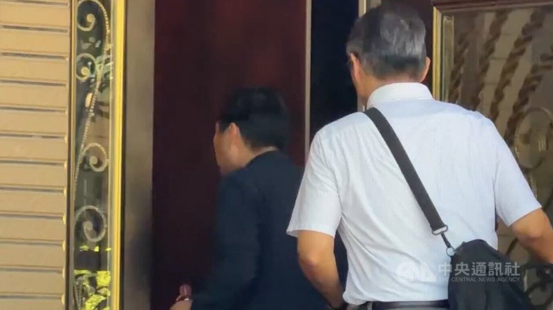 台东县政府办理农路涉嫌图利渡假村案，台东检调20日再度发动侦办作为，在机场拦下准备搭机离开台东的前县长吴俊立（左），并带回侦讯。中央社记者卢太城摄 115年10月20日