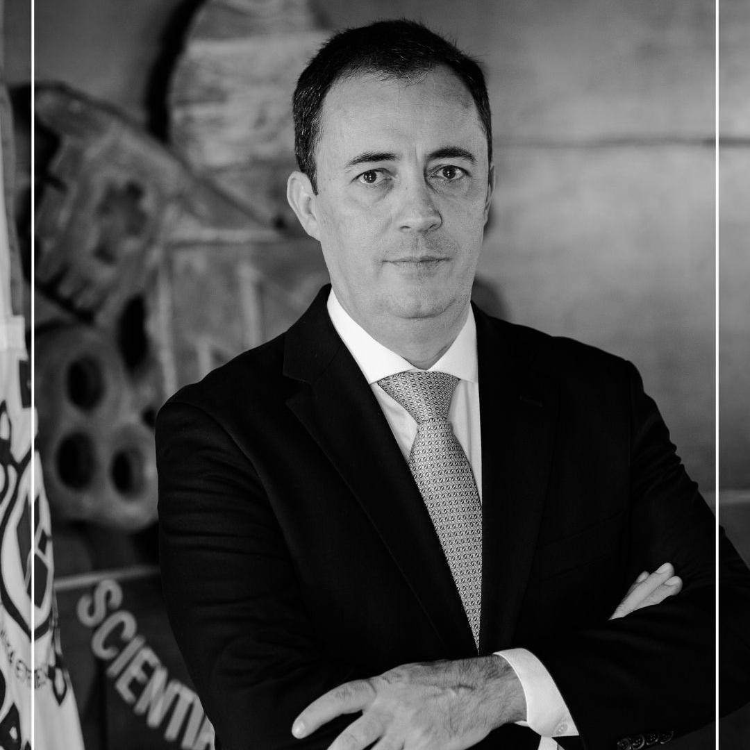 巴西知名大学校长罗杰里奥．雷纳托．马特乌奇（Rogério Renato Mateucci）遭强风吹落屋顶砸中身亡。（Instagram@The Pontifical Catholic University of Parana）