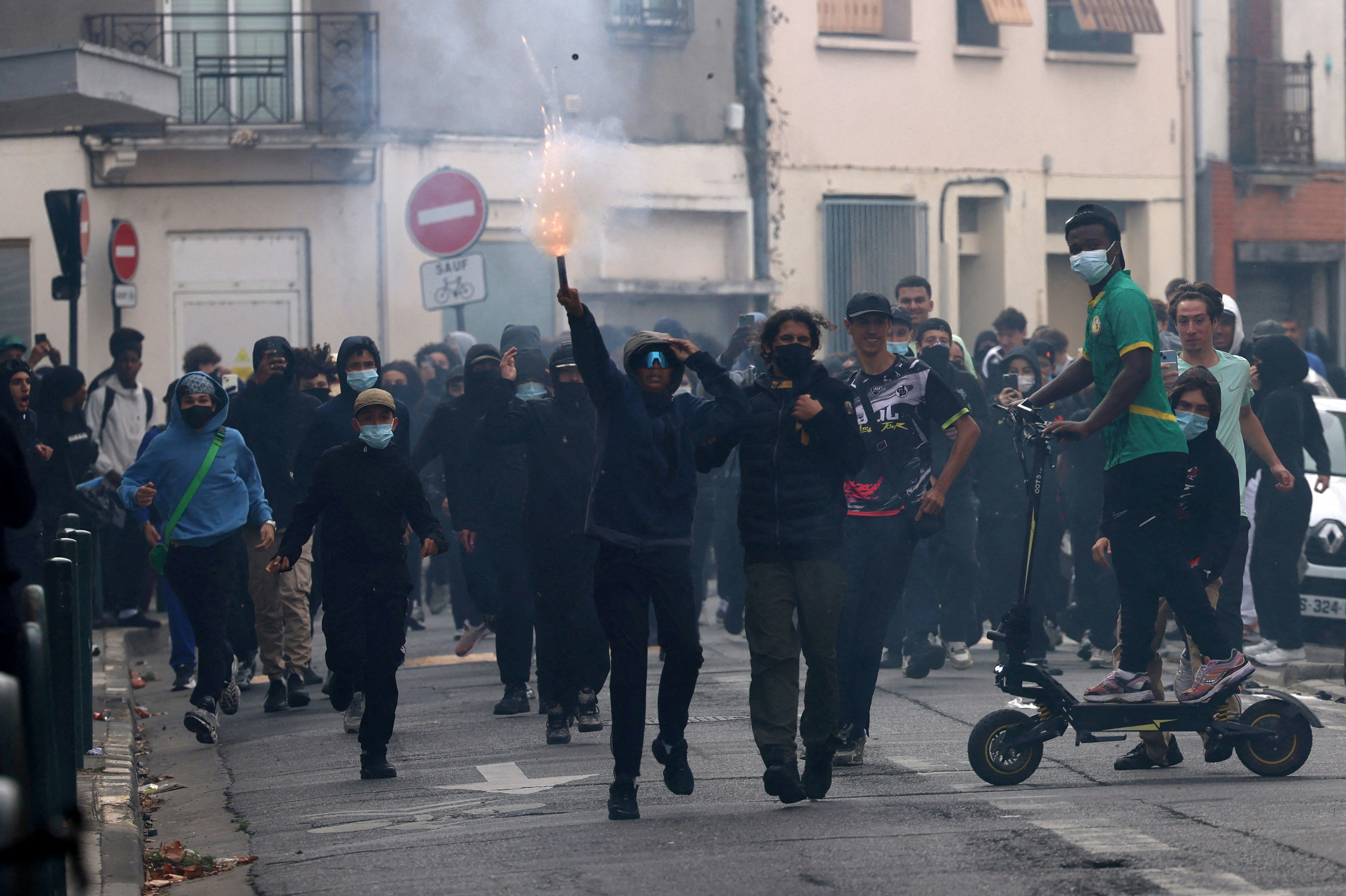 2026年10月2日，法国图卢兹（Toulouse），戴着口罩的高中生参与抗议活动，要求政府改善教育环境。（Reuters）