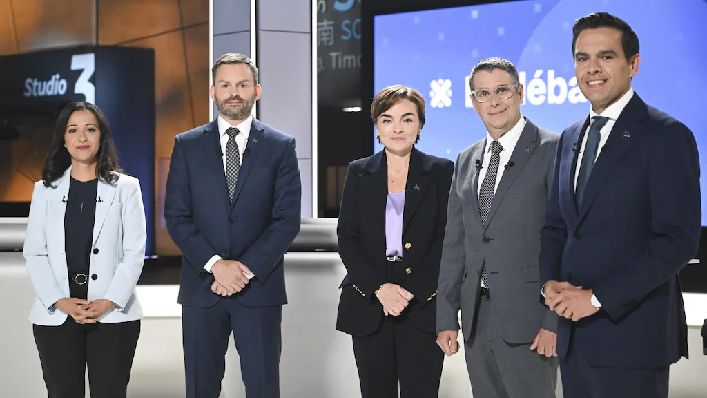 左起:魁北克团结党联合发言人加扎尔(Ruba Ghazal)、魁人党党魁圣皮埃尔·普拉蒙东(Paul St-Pierre Plamondon)、魁北克未来联盟党魁弗雷谢特(Christine Fréchette)、魁北克保守党党魁迪埃姆(Éric Duhaime)以及魁北克自由党党魁米利亚德(Charles Milliard)。