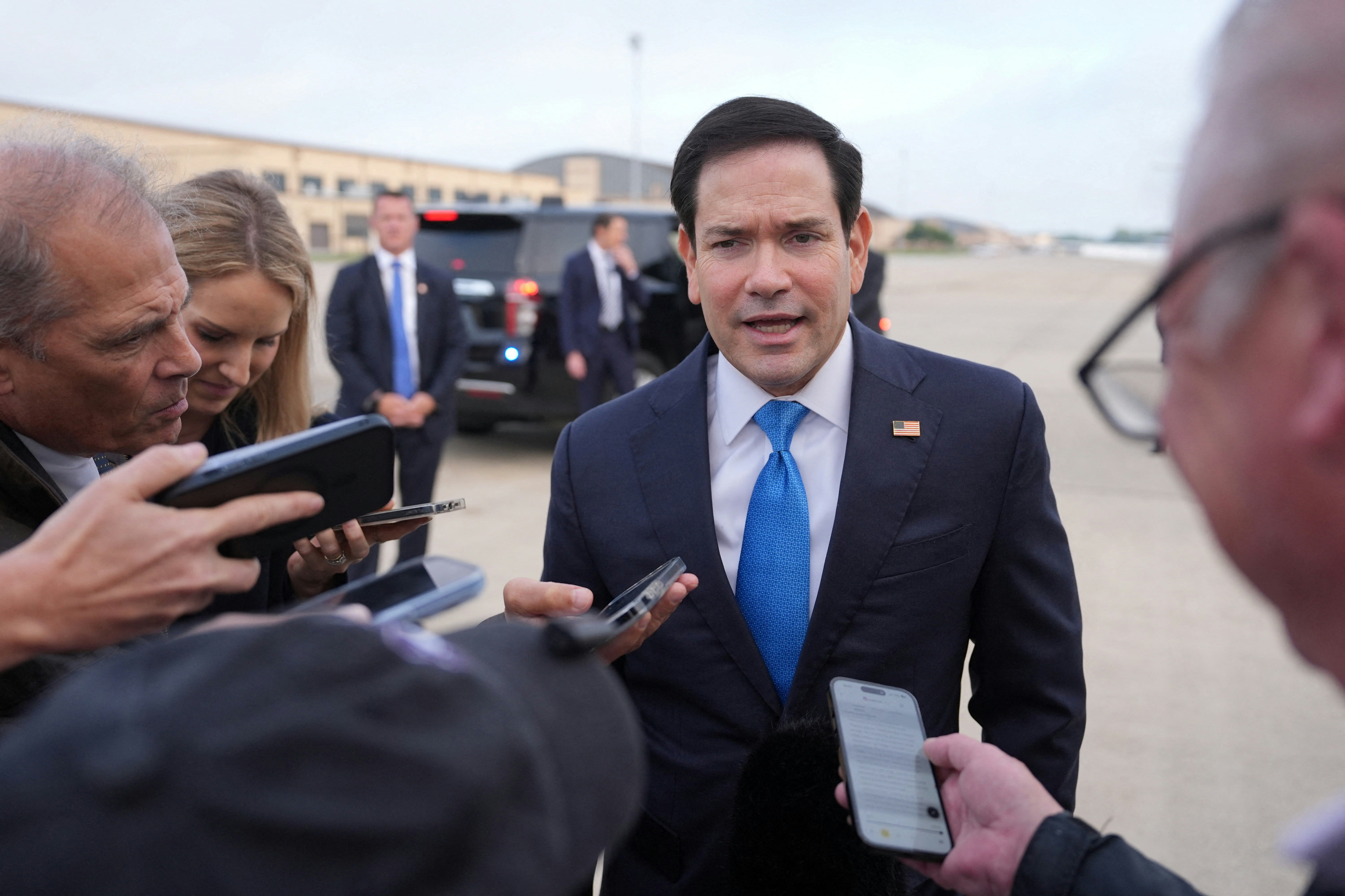 2026年10月5日,美国国务卿鲁比奥(Marco Rubio)登机前往冰岛前向媒体发表讲话。 (REUTERS)