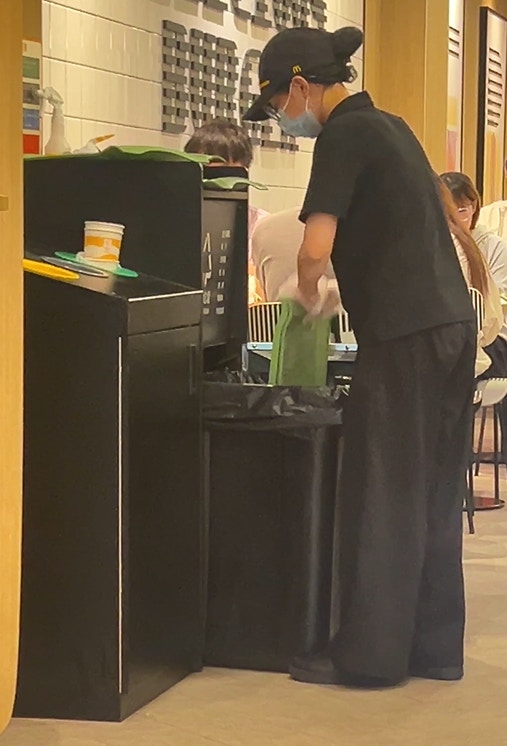 有网友在社交平台上发布视频称，麦当劳（McDonald's）深圳龙华富士康店店员将店内餐盘放入垃圾桶多次按压垃圾。不少网友担心麦当劳的环境卫生问题，还有人表示，自己在其他分店也看到过类似行为，有评论称：「会消毒也不应该拿餐盘压垃圾吧。」（抖音@1077993223）