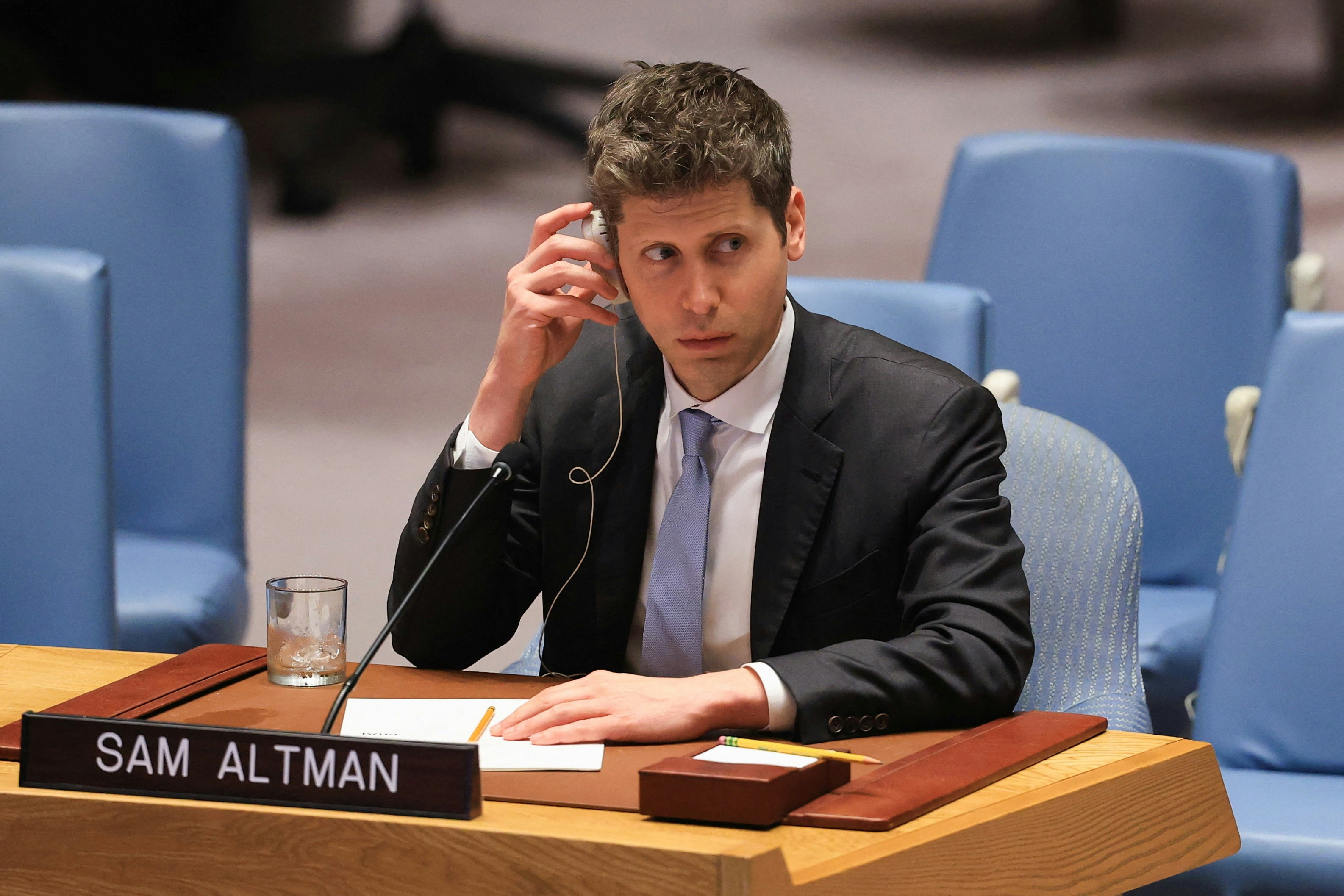 2026年9月23日,美国纽约联合国总部,OpenAI行政总裁奥特曼(Sam Altman)出席有关人工智能(AI)的联合国安理会会议时,聆听别人发言。(Reuters)