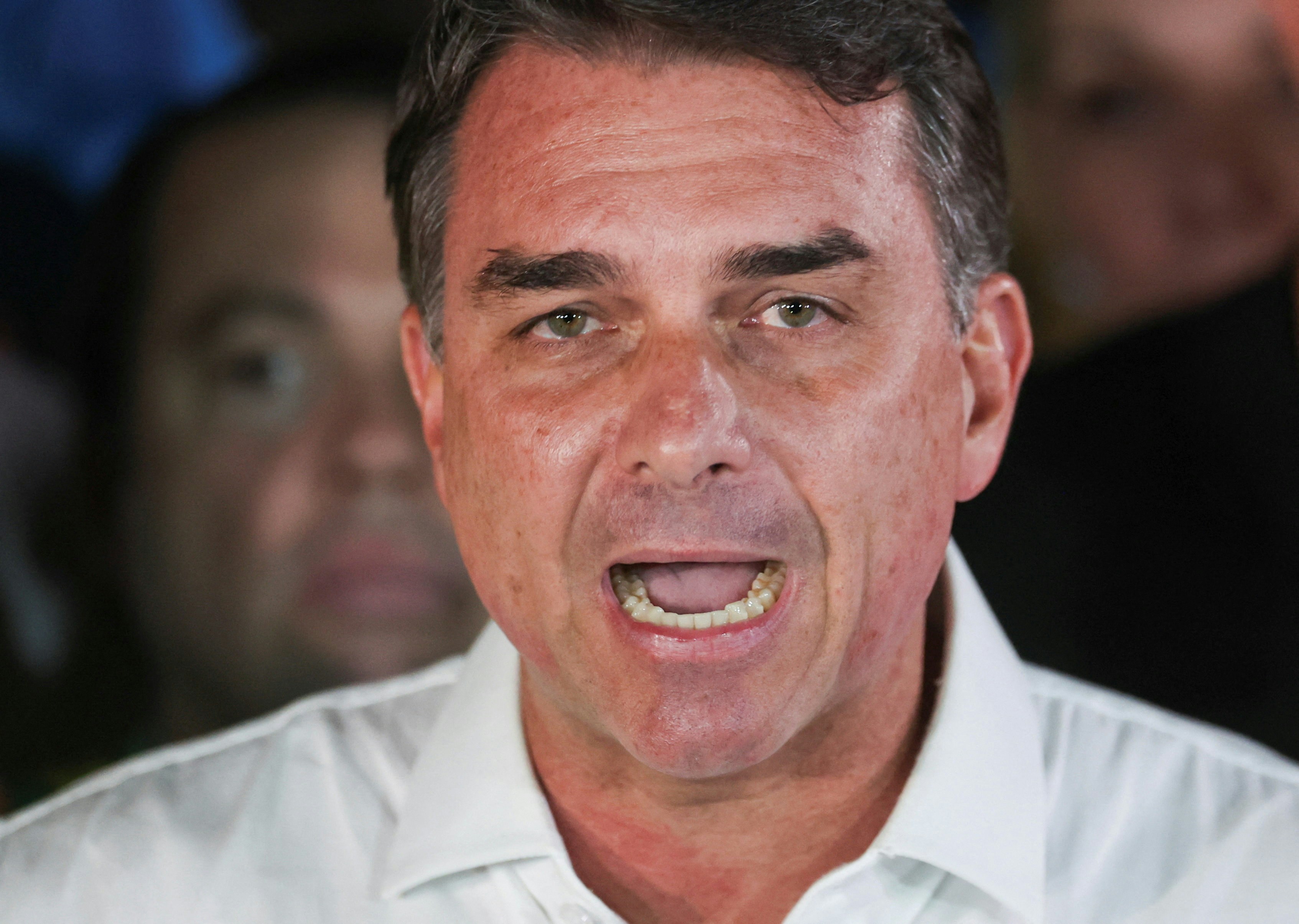 10月25日，在选举结果出炉后，卢拉对手、右翼参议员弗拉维奥（Flavio Bolsonaro）拒绝承认落败。（Reuters）