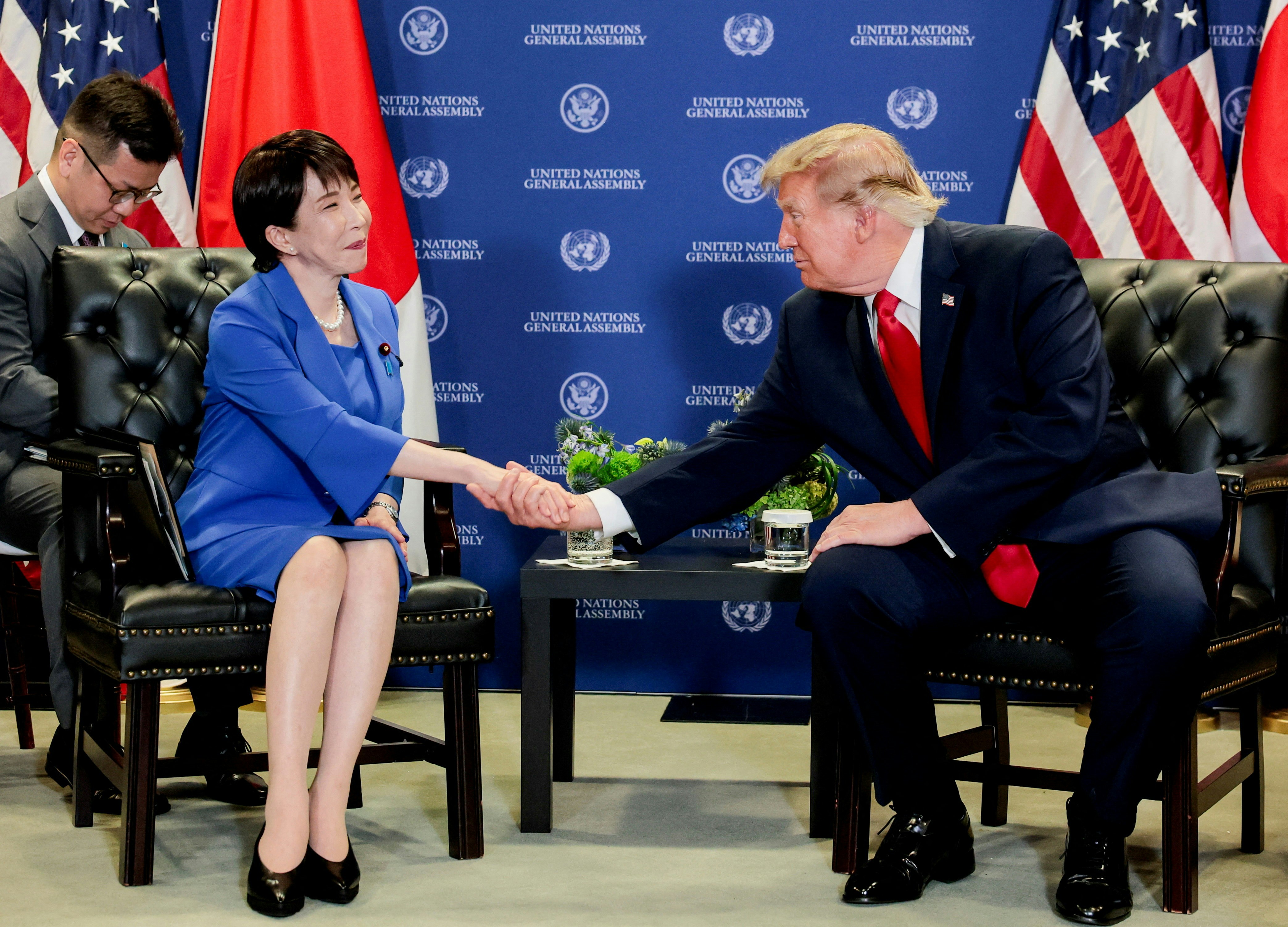 图为高市早苗9月22日与美国总统特朗普(右)在纽约举行的第81届联合国大会期间举行双边会谈。(Reuters)