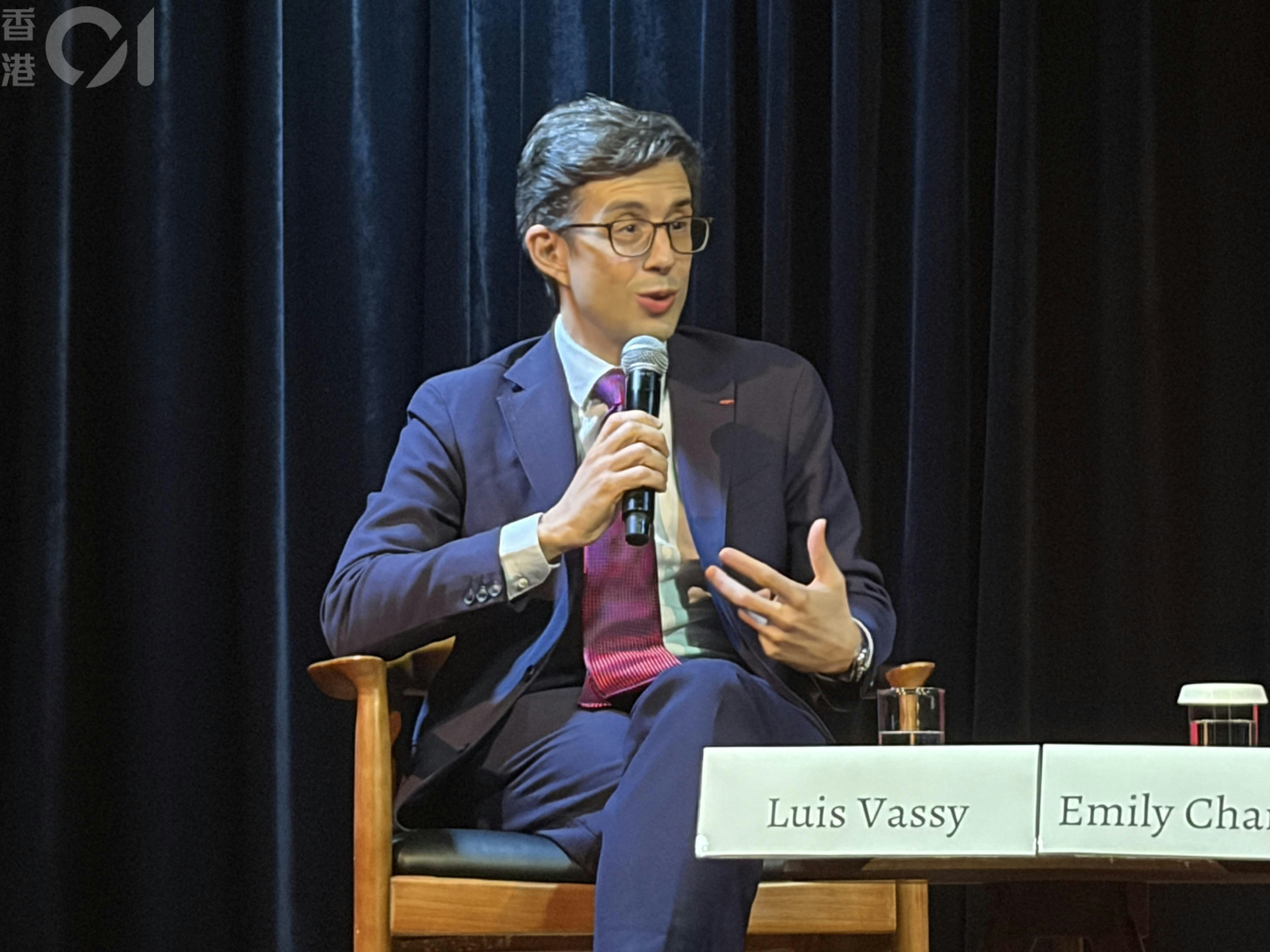 2026年10月13日,前法国高级外交官、现任巴黎政治学院(Sciences Po)校长瓦西(Luis Vassy,左)在香港亚洲协会出席主题为「欧洲、亚洲与国际关系的未来」的座谈会。(刘耀洋摄)