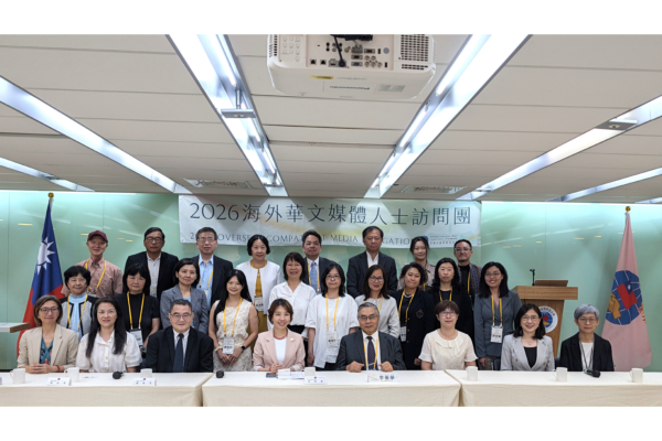 10月5日,2026年海外華文媒體人士訪問團在台灣僑委會會議室與當時的副委員長李妍慧(前排中)合影。(大紀元)