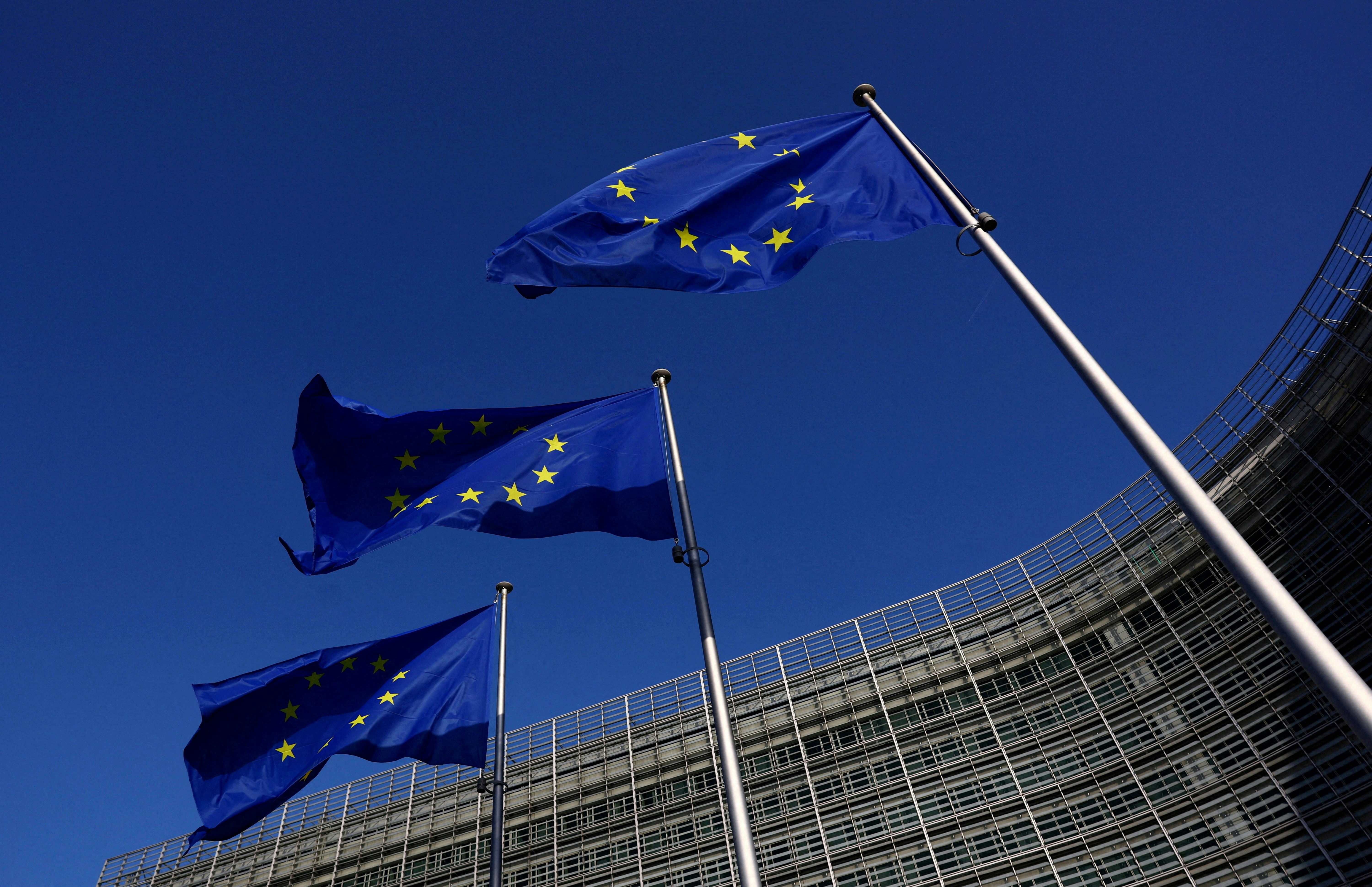 2026年2月26日,欧盟旗帜在在比利时布鲁塞尔(Brussels)欧洲委员会总部外飘扬。(Reuters)