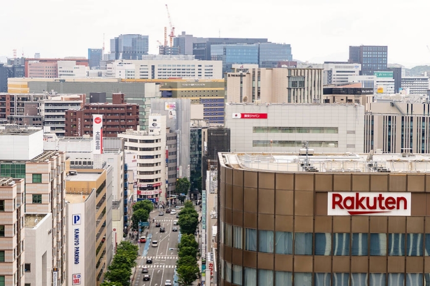 当地时间2026年5月22日,日本福冈,城市中心商业街区景观。图:视觉中国