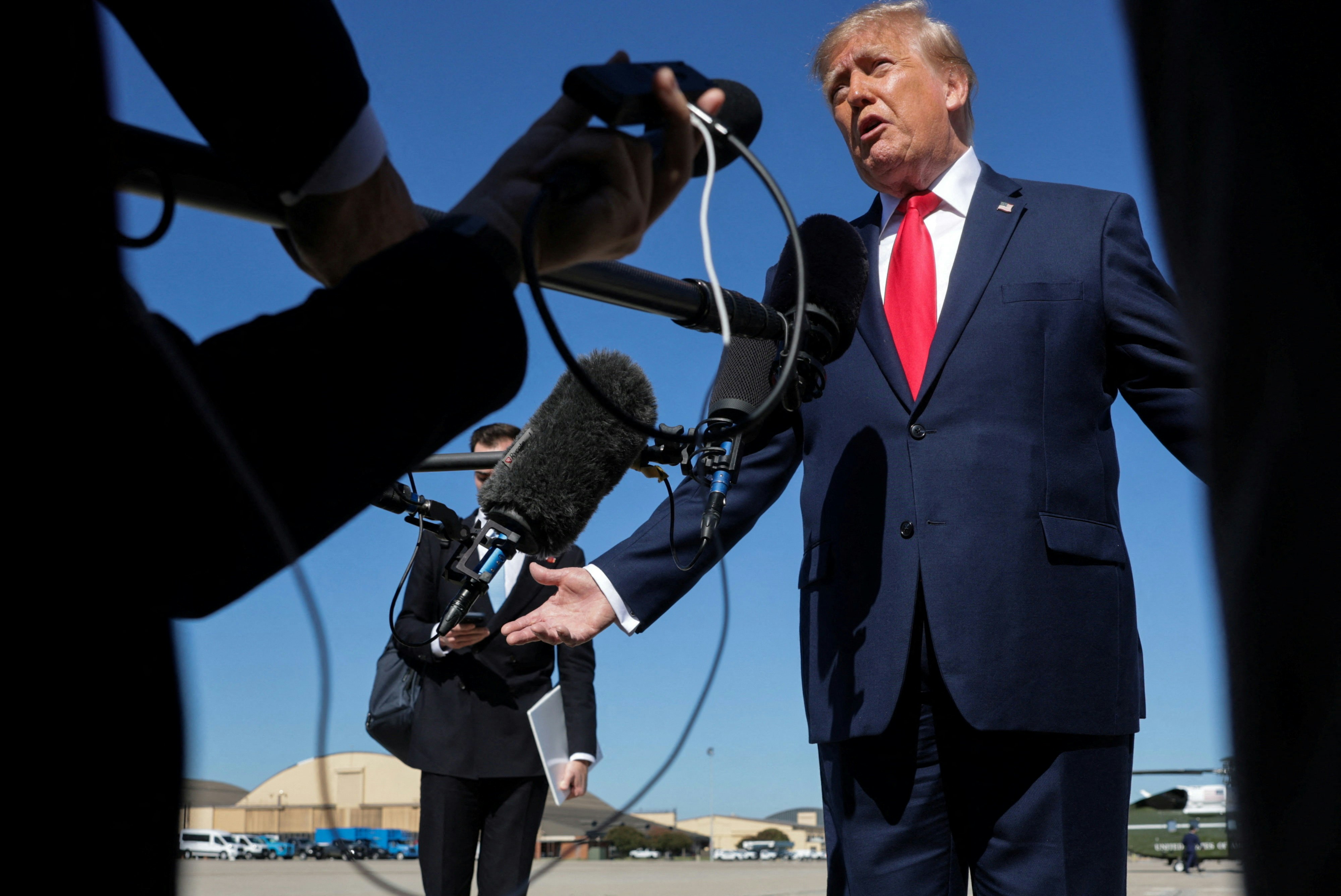 2026年10月25日,美国总统特朗普(Donald Trump)从马里兰州登上空军一号,启程前往密歇根州前发表讲话。(Reuters)