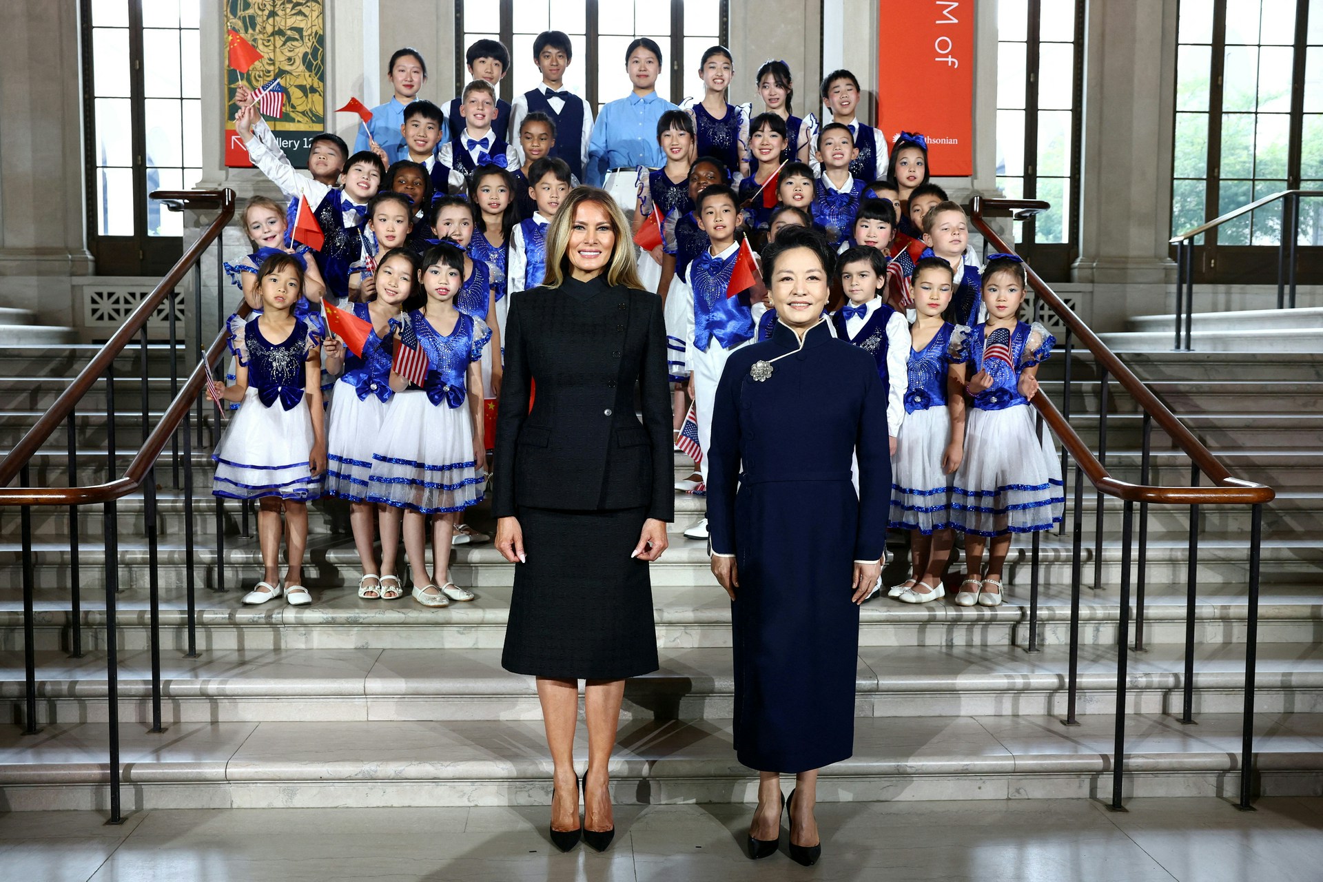 【习近平访美】美国第一夫人梅拉尼娅(Melania Trump)陪同习近平夫人彭丽媛参观史密森尼学会的国立亚洲艺术博物馆。(路透社)