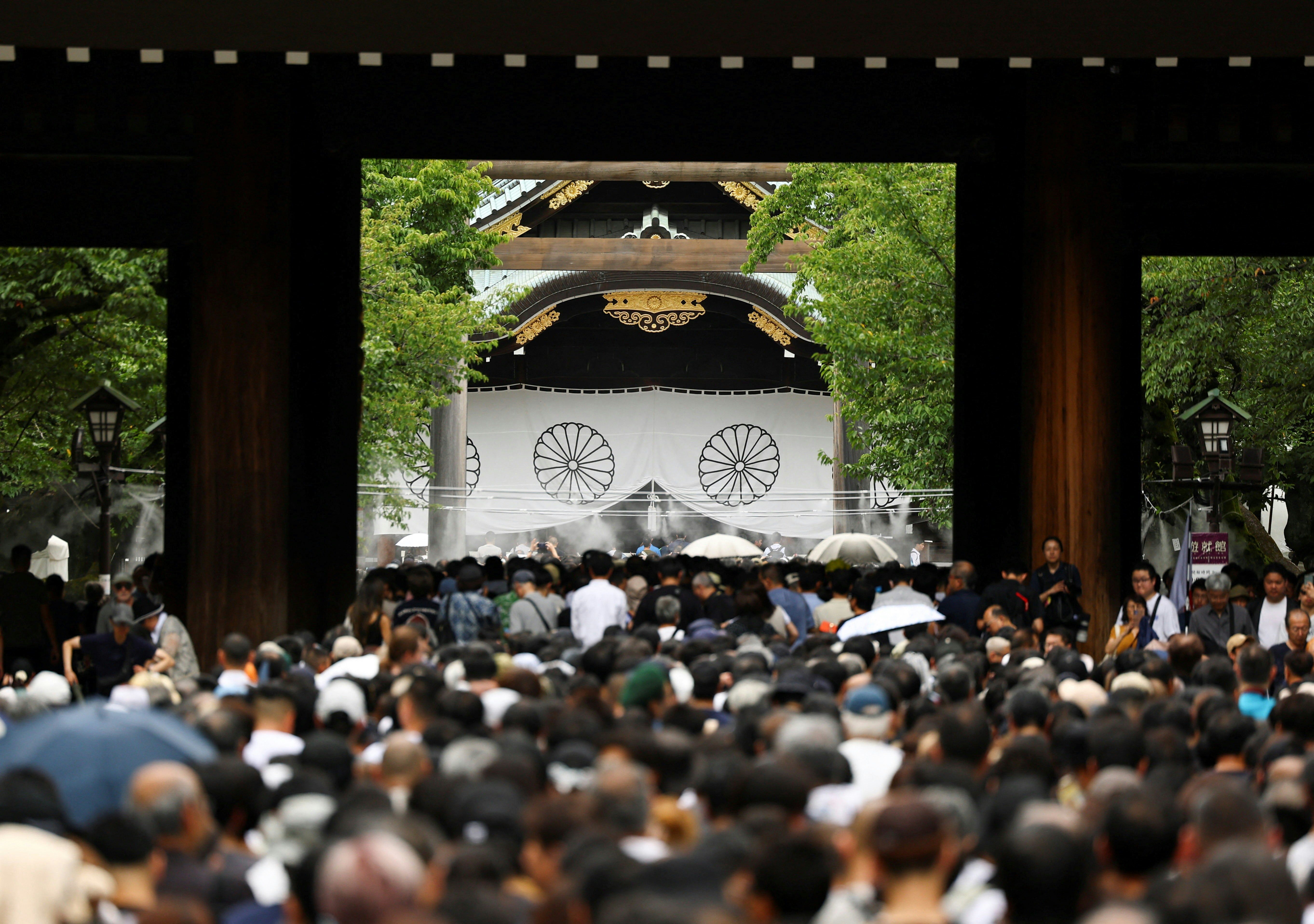 2026年8月15日,日本东京,民众前往靖国神社,悼念二战中的阵亡将士,纪念日本在二战中投降81周年。(Reuters)