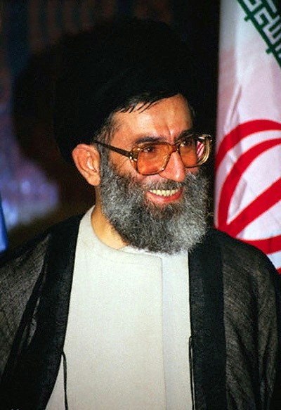 1987年9月22日,时任伊朗总统哈梅内伊站在这里,痛斥美国霸权。(WikiMedia)