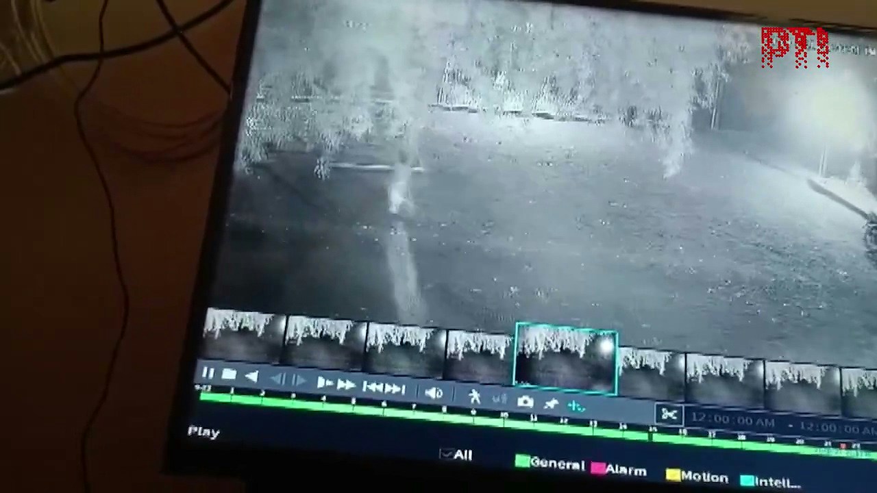 印度日前发生一起令人心碎的惨剧，一名年仅6岁的女童在自家庭院玩耍时，竟遭一只潜伏在身后的花豹以迅雷不及掩耳的速度猛扑袭击，随后被拖入阴影中咬死，监视器纪录下恐怖瞬间。（X@PTI_News）