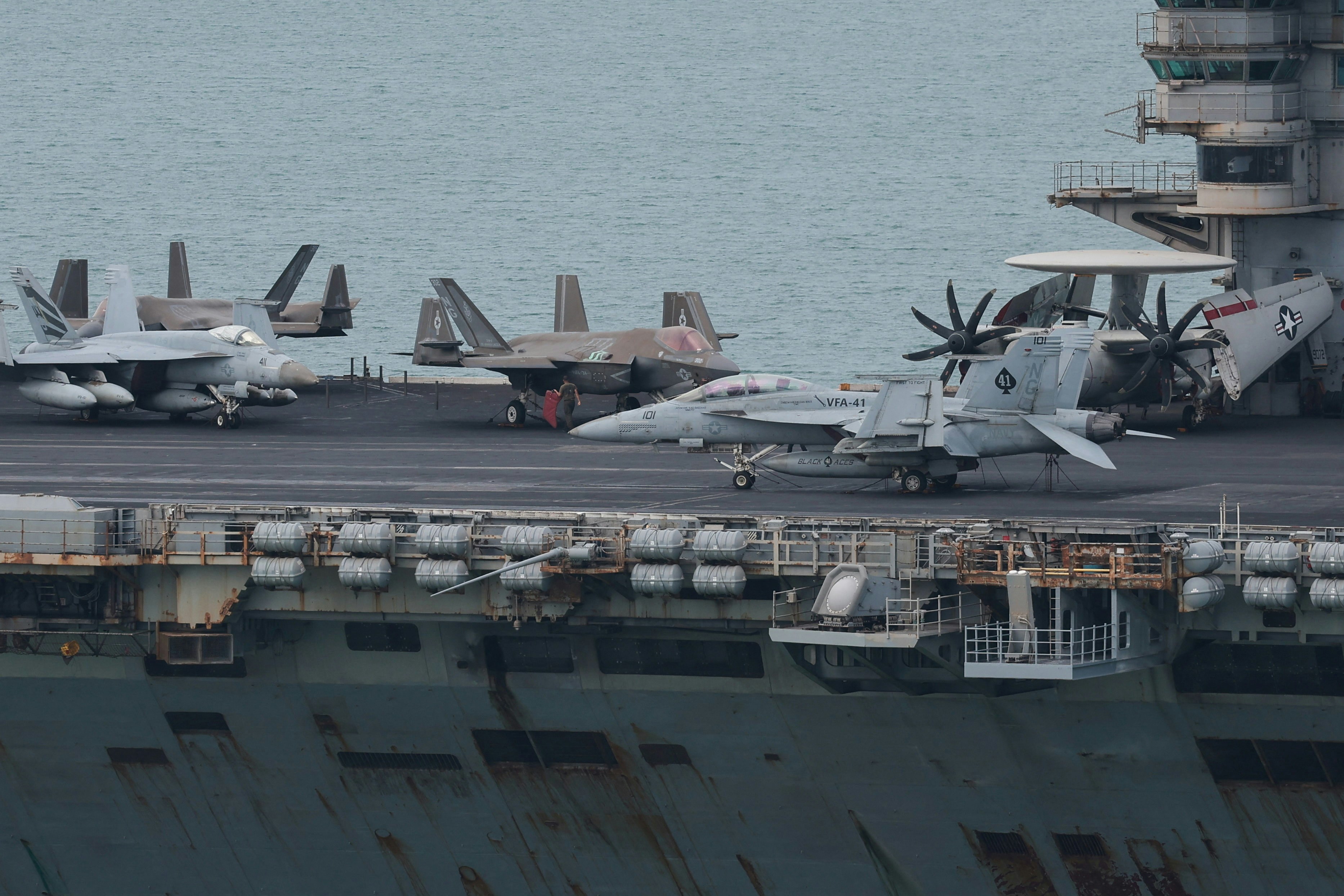 2026年9月2日,美国海军航空母舰「林肯号」结束中东的长期部署后,驶向泰国春武里府的林查班港,准备靠岸休整。图为该舰甲板上的F-35「闪电II」战机(F-35 Lightning II Aircraft)及其他战机。(Reuters)