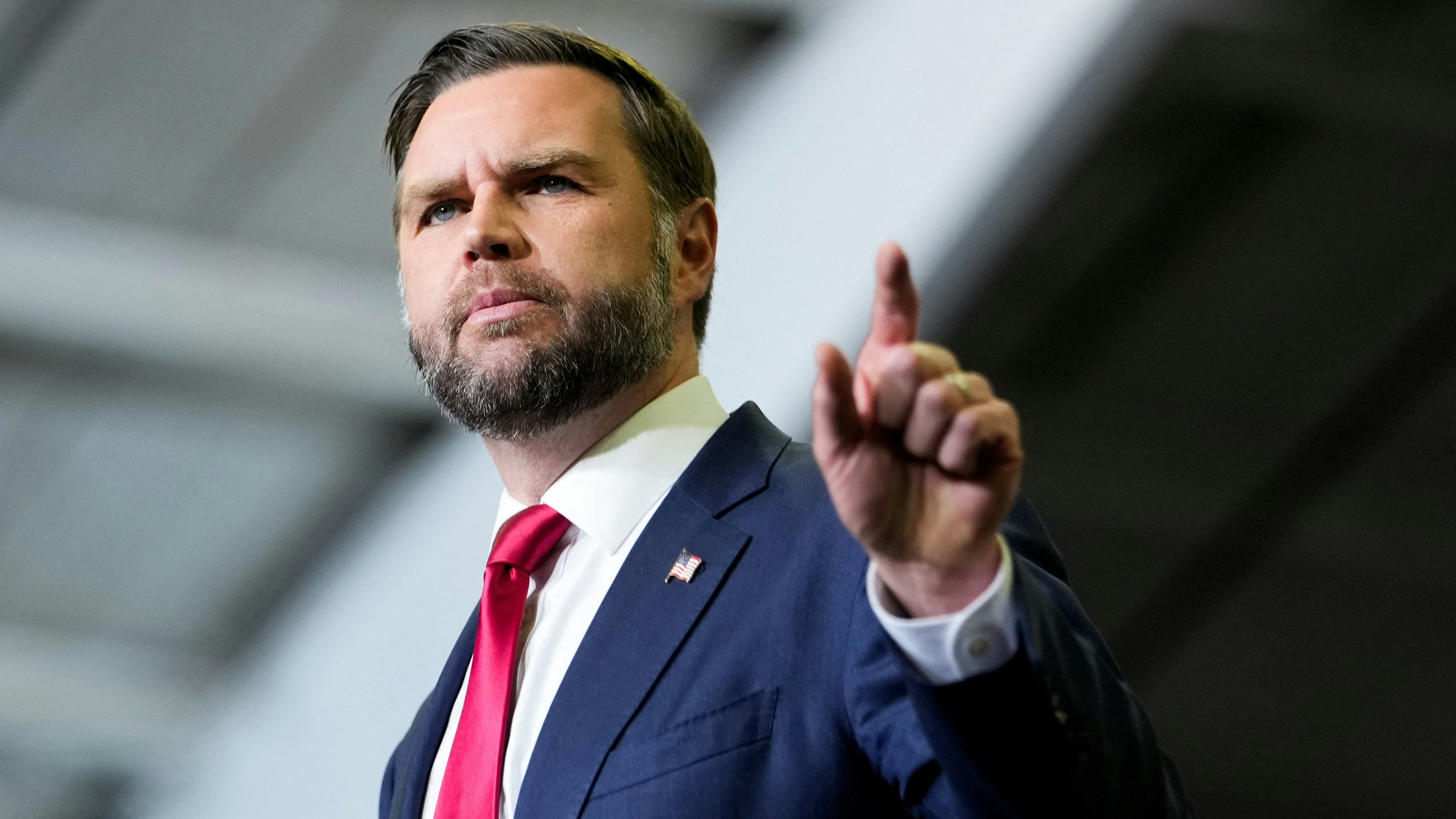 2026年10月15日,美国副总统万斯(JD Vance)在美国密西根州举行的中期选举集会上发表演说。(Reuters)