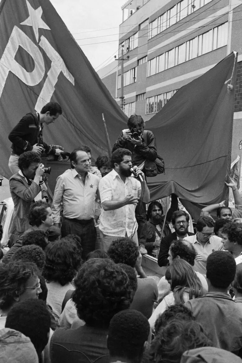 新工人党创始人卢拉于1982年在圣保罗的集会上发表讲话。