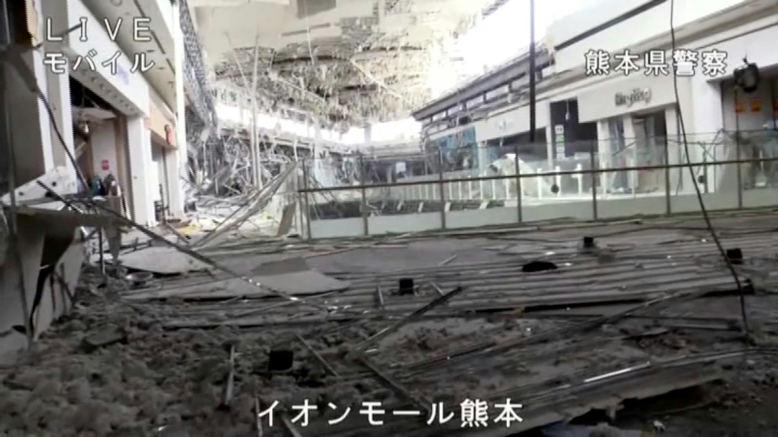日本熊本县2026年7月28日发生7.1级地震后,嘉岛町「永旺梦乐城熊本」(Aeon Mall Kumamoto)发生大爆炸兼冧楼。(Reuters)