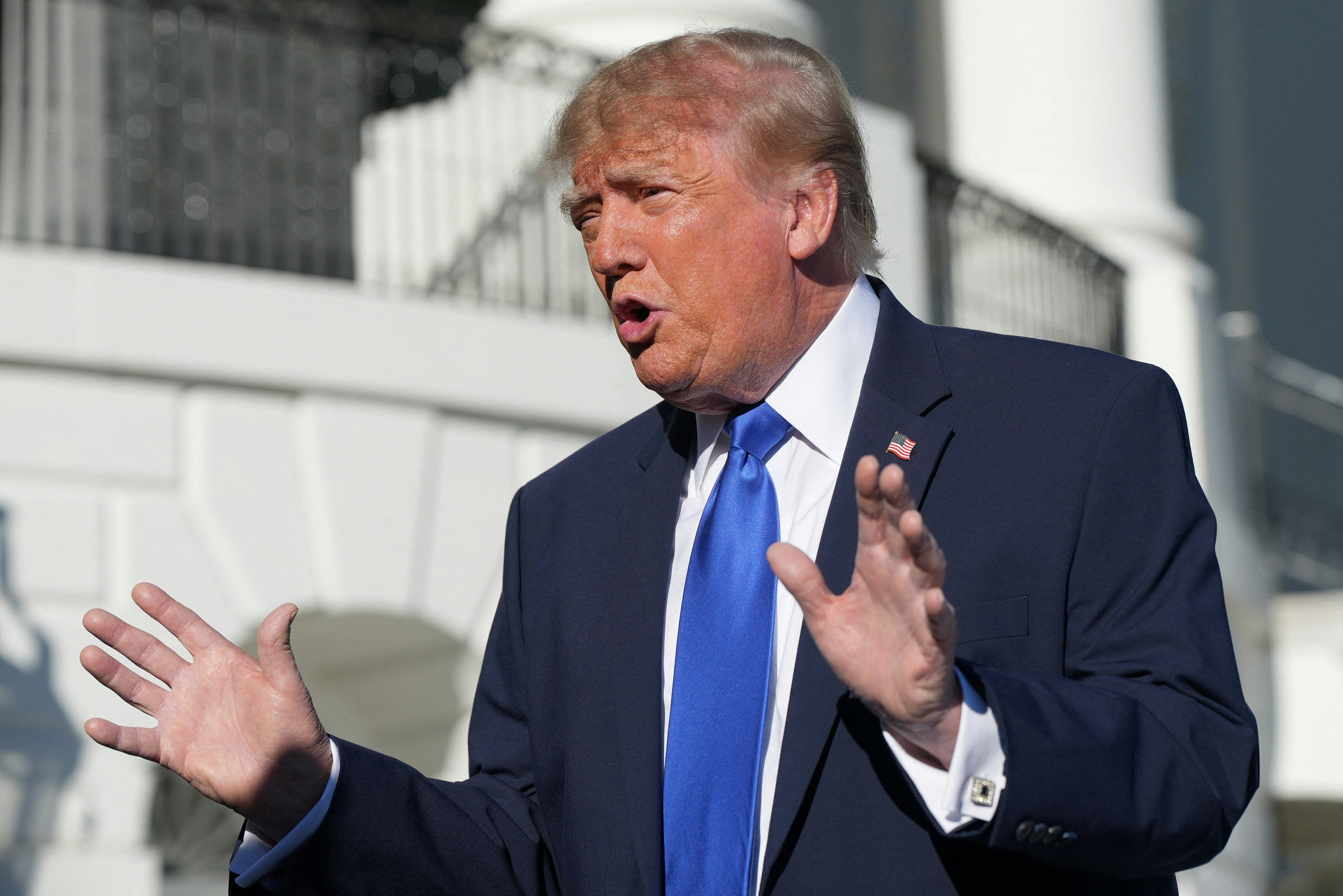 2026年10月22日,美国华盛顿,总统特朗普(Donald Trump)离开白宫前往艾奥瓦州(Iowa)前,向媒体发表讲话。(Reuters)