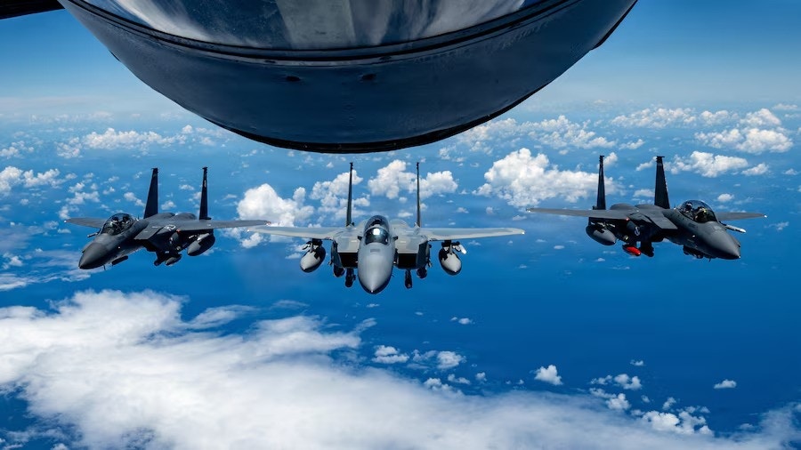 2026年6月29日,隶属于美国空军第85测试评估中队的F-15EX「鹰II」战斗机(图中居中)和两架F-15E「攻击鹰」战斗机在太平洋上空接受KC-135空中加油机。(美国空军官网)