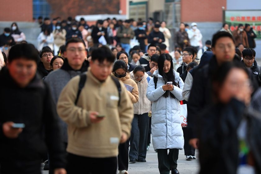 2025年12月7日,江苏省2026年度考试录用公务员公共科目申论笔试结束,考生步出考场。图:视觉中国