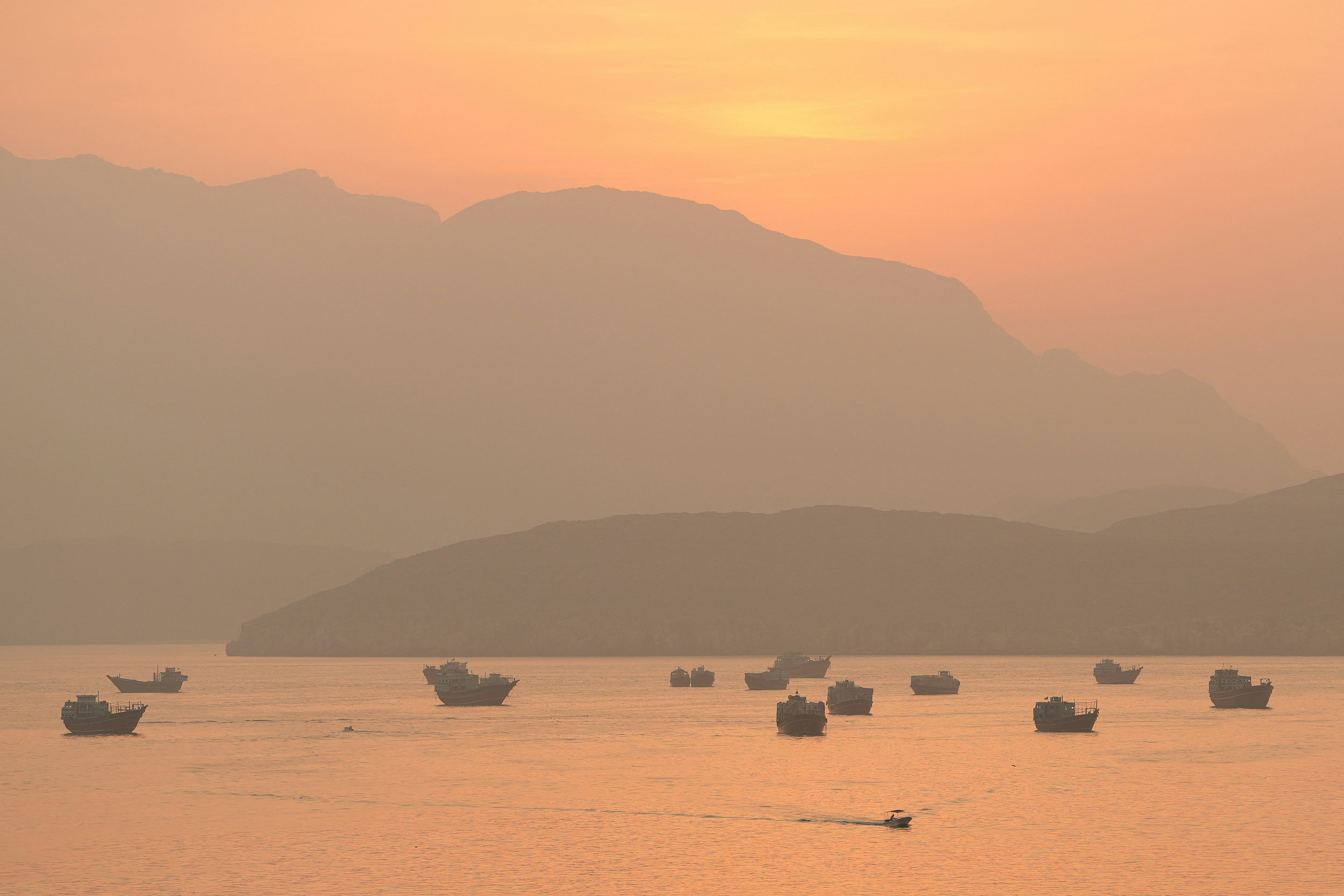2026年10月12日,从阿曼穆桑达姆(Musandam)看见在霍尔木兹海峡中的船只。(Reuters)