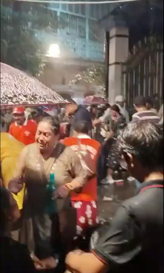 2026年10月17日,印度加尔各答(Kolkata)举行的庆祝印度教杜尔迦女神节的活动现场发生人踩人事故,造成至少18人死亡,其中包括13名妇人和1名儿童,另有至少25人受伤。据英国广播公司(BBC)报道,意外发生时突然天降暴雨,目击者称,突如其来的暴雨引发大量人群涌向出口避雨。(网络图片)