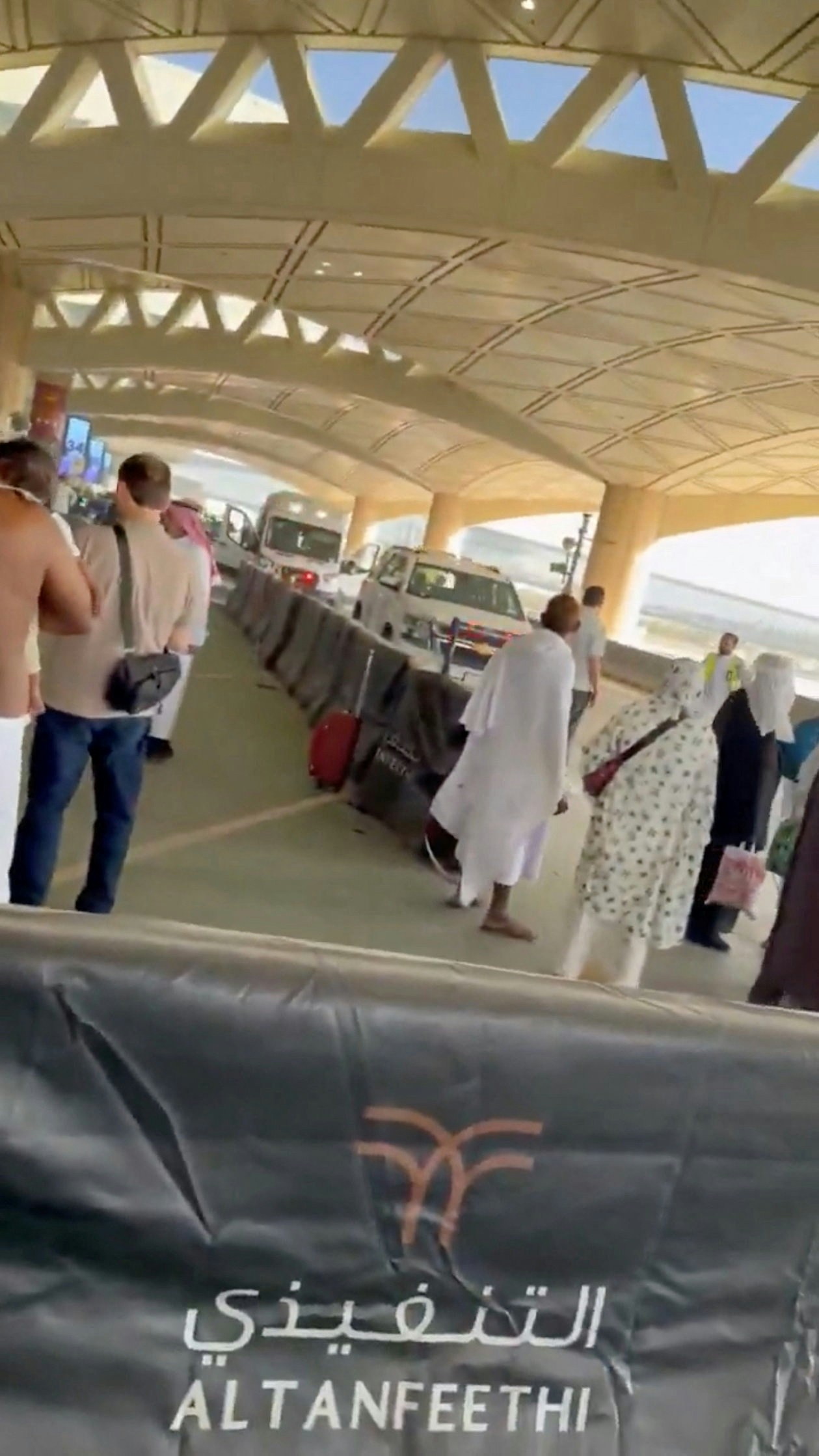 2026年10月10日,沙特首都利雅得(Riyadh)的哈立德国王国际机场(King Khalid International Airport)受袭后,救护车抵达机场外。(Social Media/via REUTERS)