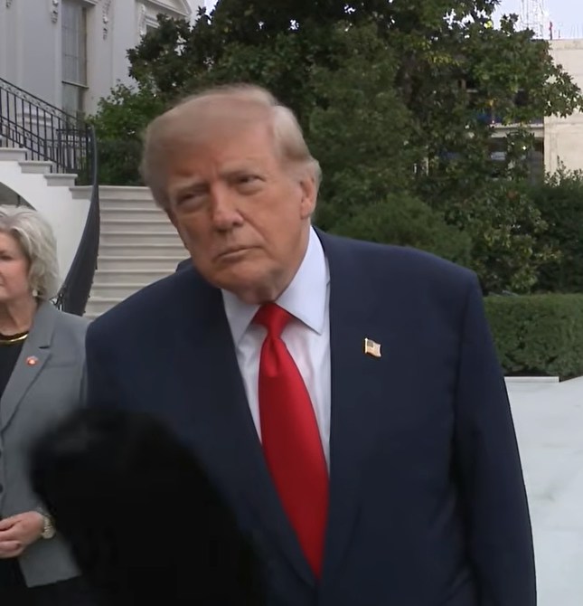 2026年10月9日，美国总统特朗普（Donald Trump，又译川普）在白宫外举行简短的记者问答会，当时一名中东记者提问有关胡塞武装袭击沙特机场事宜，但特朗普似乎没理解问题，耸肩摇头后忽略该问题，当时美国前拳王泰臣（Mike Tyson）陪伴在侧。（影片截图）