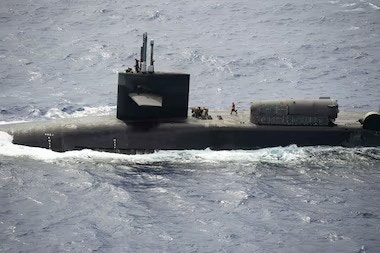 太平洋(2021年2月9日)隶属于第三海军陆战队远征军第一侦察连的海军陆战队员在俄亥俄级飞弹潜舰「俄亥俄号」(SSGN 726)上进行例行演习。(美国海军官网)