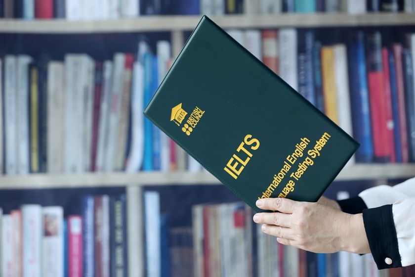 雅思考试(IELTS)是国际认可度较高的英语语言能力测试,涵盖听力、阅读、写作和口语四个部分,被全球众多高校、机构及移民部门认可,是许多学生申请海外留学的重要语言成绩之一。图:视觉中国