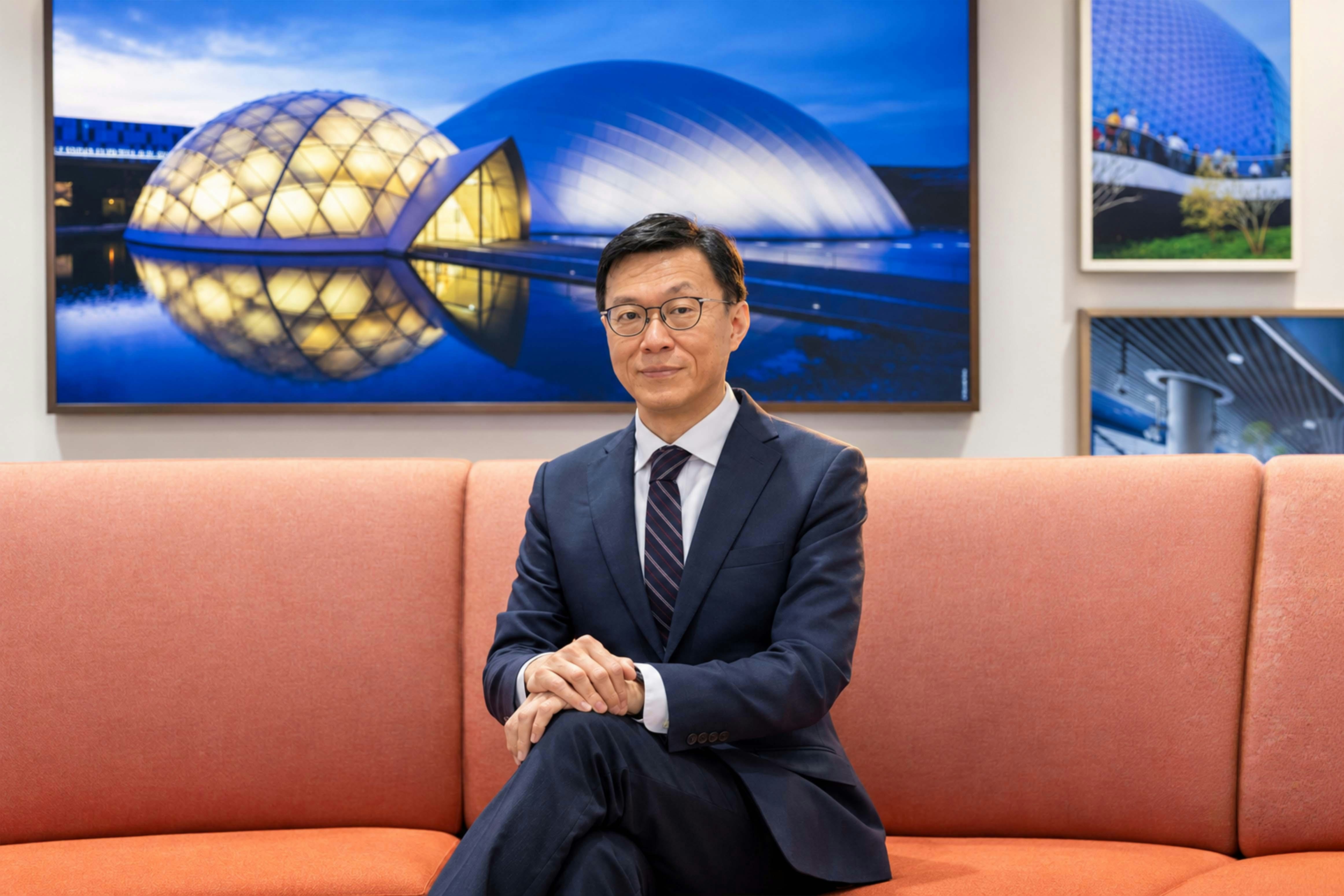 在奥雅纳工作期间,Jimmy曾被派驻新加坡、澳门、北京等地,参与当地大型基建与设施专案,近10年调回香港总部,专注于推动数码化与智能业务的发展。