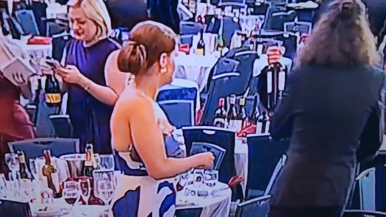 美国白宫记者协会晚宴发生枪击案,在事件过后的混乱场面中,有影片显示一名女子迅速从桌上拿取多瓶酒离开,引发网路热议。(图/翻摄自X@TeslaBoomerPapa)