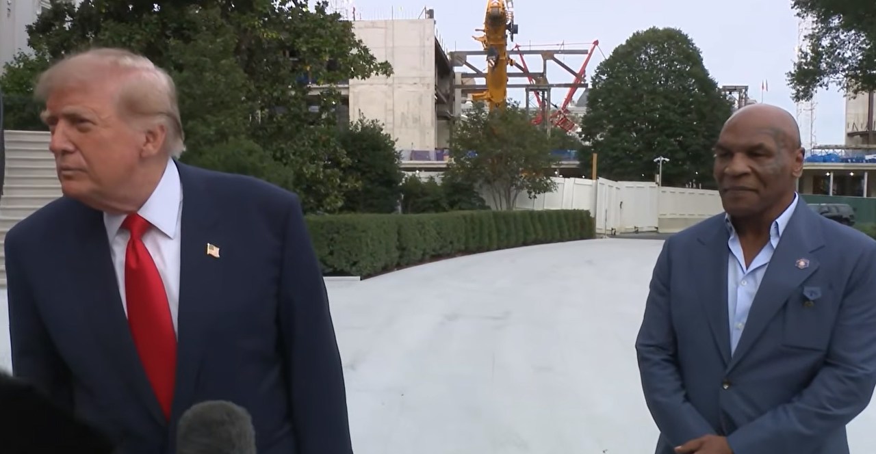 2026年10月9日，美国总统特朗普（Donald Trump，又译川普）在白宫外举行简短的记者问答会，当时一名中东记者提问有关胡塞武装袭击沙特机场事宜，但特朗普似乎没理解问题，耸肩摇头后忽略该问题，当时美国前拳王泰臣（Mike Tyson）陪伴在侧。（影片截图）