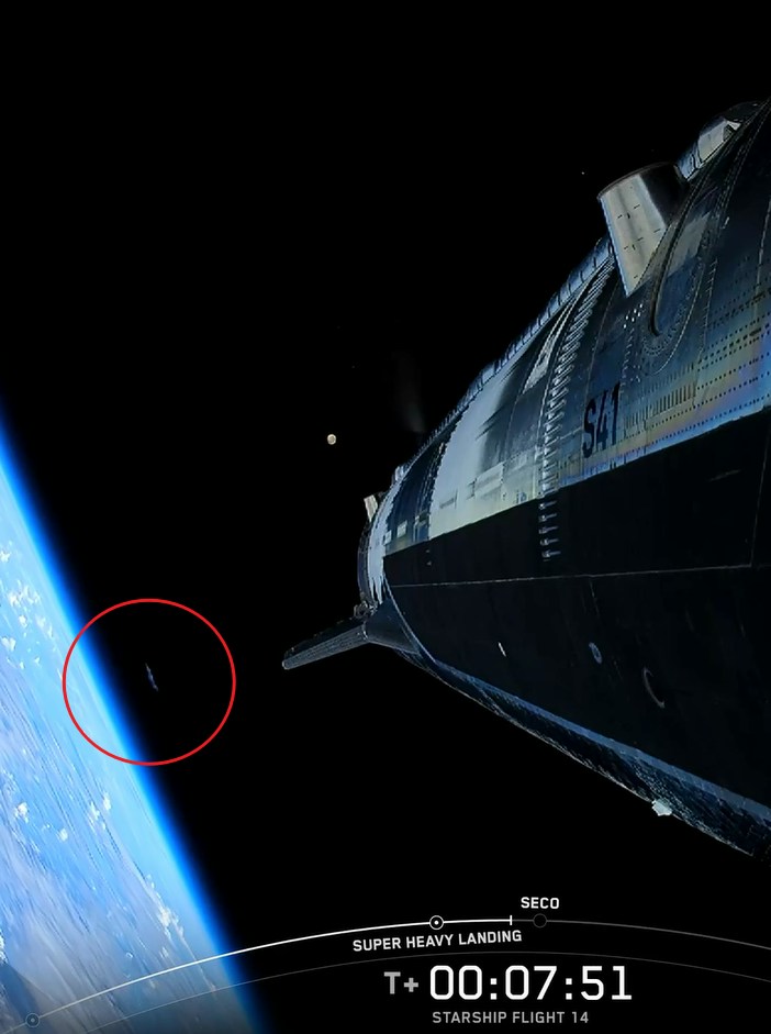 SpaceX星舰试飞直播中,地球边缘附近意外出现神秘光影,引发网友热议。(SpaceX直播截图)