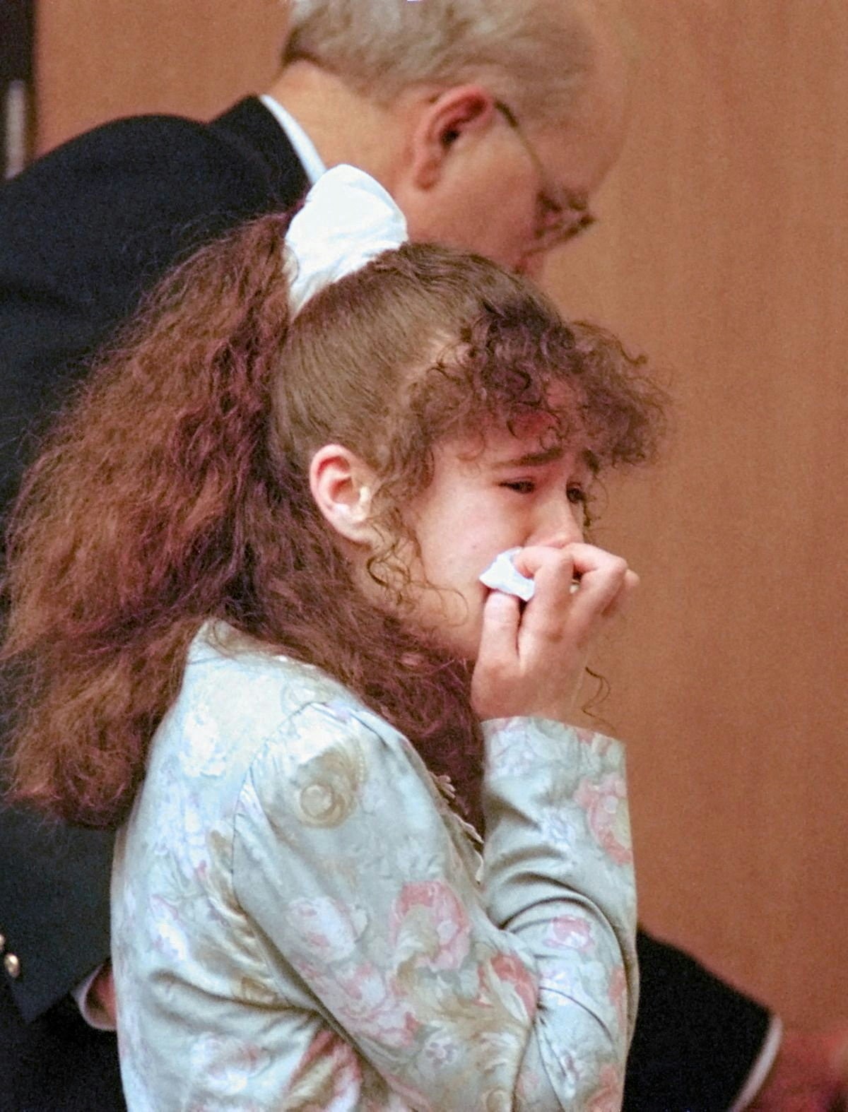 1996年3月30日,派克(Christa Pike)因谋杀斯莱默(Colleen A. Slemmer)而被判处死刑,图为派克在美国田纳西州诺克斯维尔的诺克斯县刑事法院被判处死刑后,被押送离开。(Reuters)