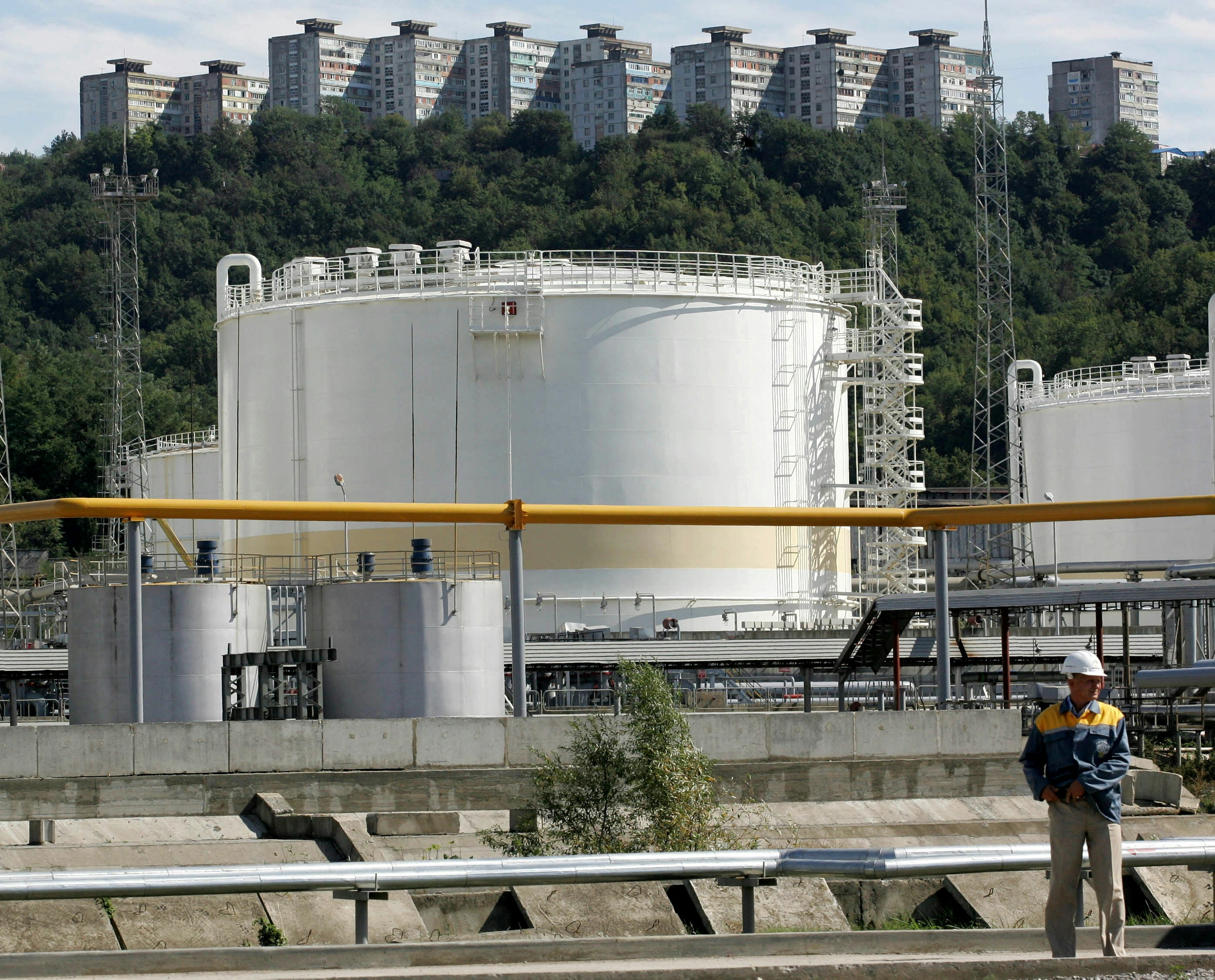 油价:图为2006年9月6日,俄罗斯国家石油公司(Rosneft)位于海滨城镇Tuapse的炼油设施。(Reuters)